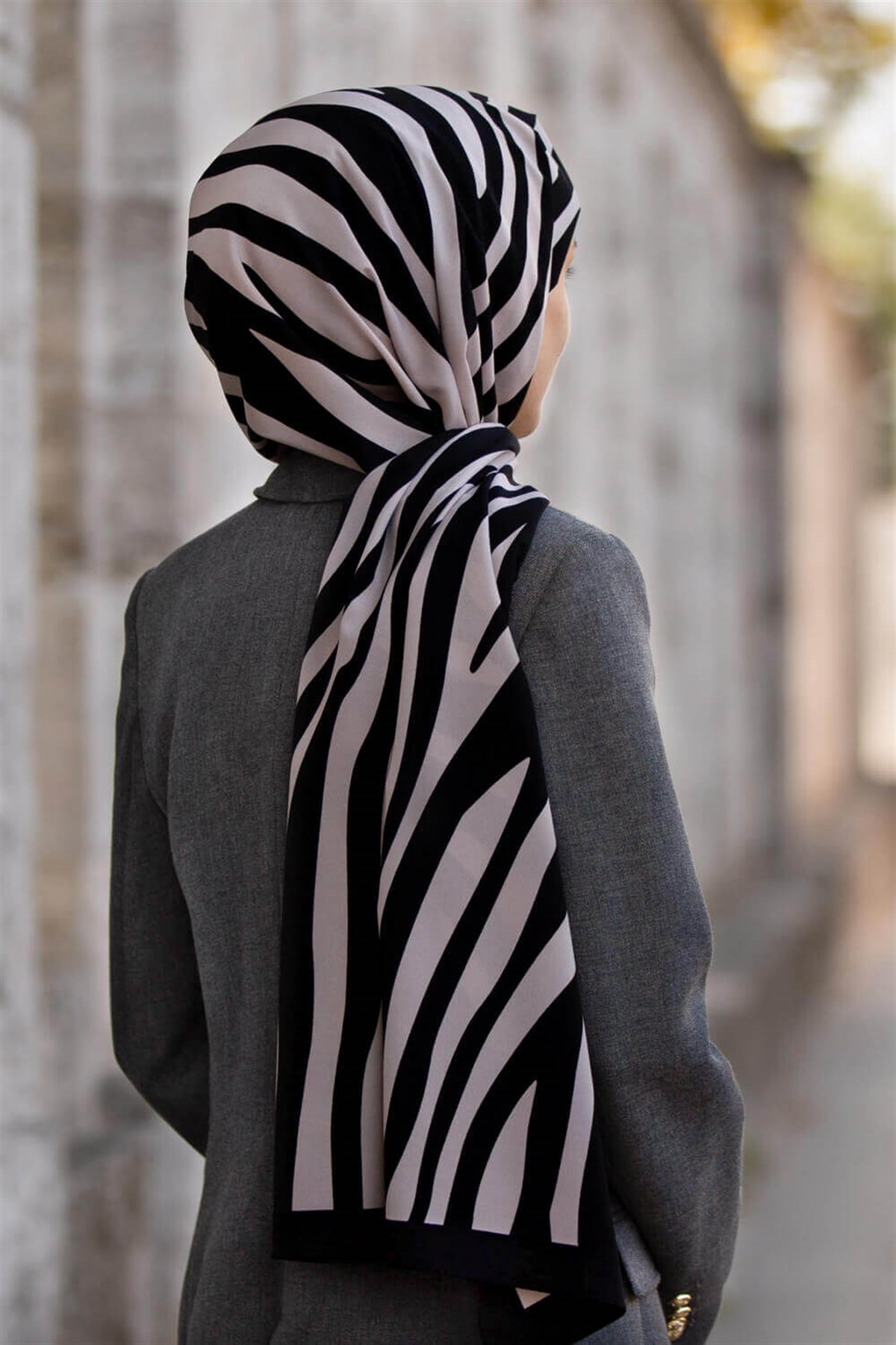 KREP KIRIŞMAZ ŞAL ZEBRA DESENLİ SİYAH - SÜTLÜKAHVE RENKLİ 75X195
