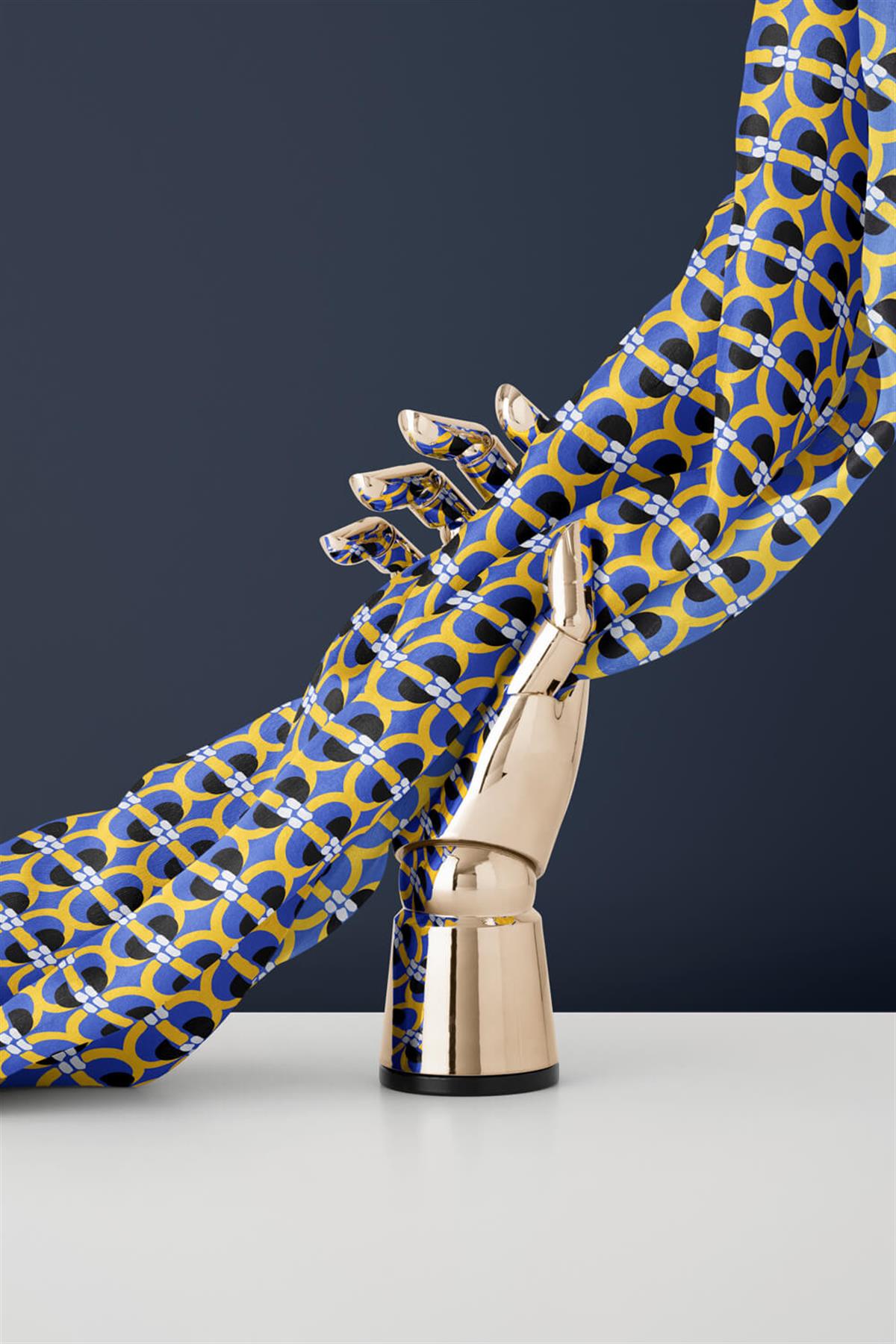 %100 Twill İpek Geometrik Desenli Saks - Gold Renkli 90x90 Eşarp Dikim Şekli : El Dikişi