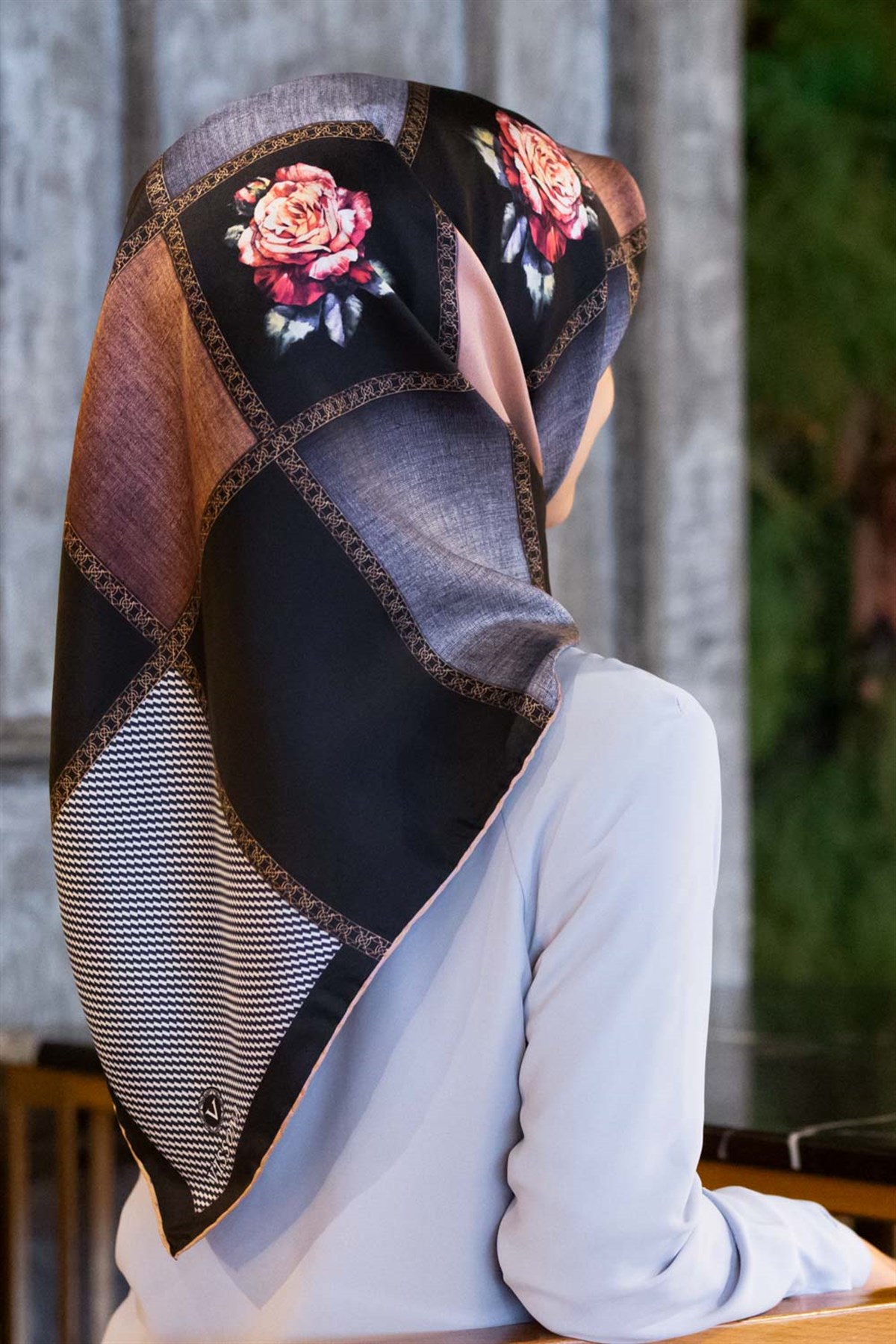 %100 Twill İpek Dokulu Çiçekli Ve Geometrik Desenli Pudra - Siyah Renkli 90x90 Eşarp Dikim Şekli : El Dikişi