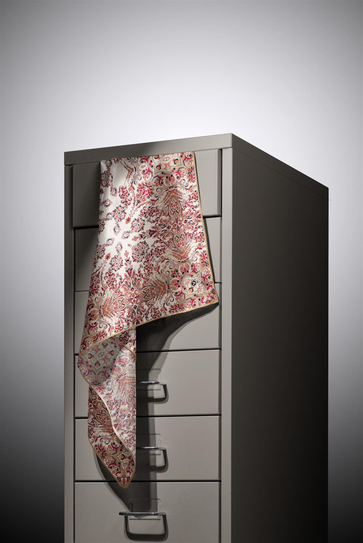 %100 Twill İpek Şal Desenli Krem Renkli 90x90 Eşarp Dikim Şekli : El Dikişi