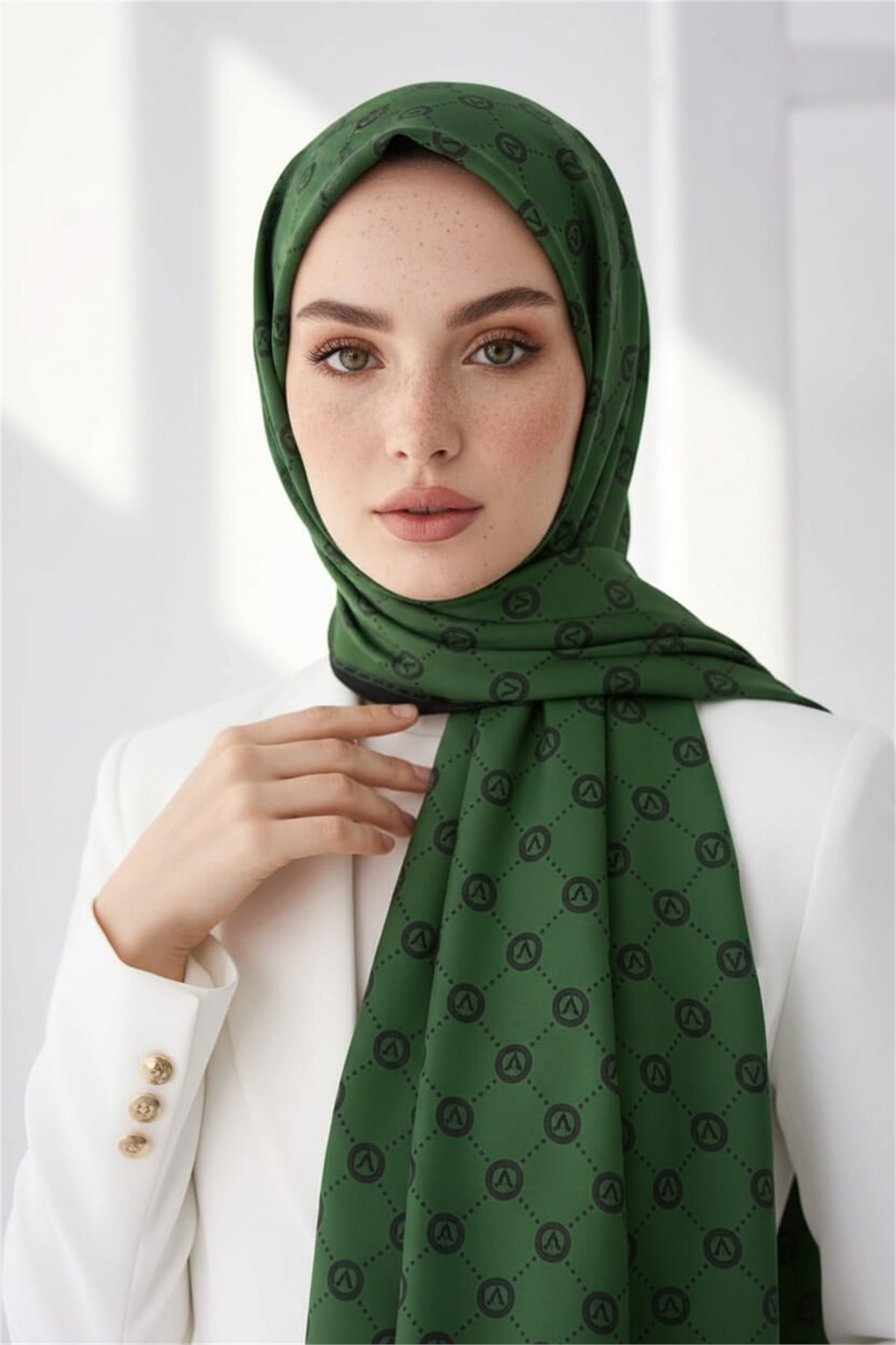 %100 Saf İpek Şal İnce Saten Vual Dokuma V Logo Desenli Zümrüt Yeşili Renkli 90x210 Şal