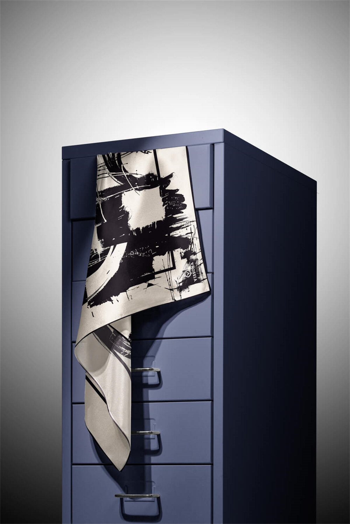 % 57 İPEK % 43 VİSKON Twill İpek Geometrik Desenli Krem - Siyah Renkli 90x90 Eşarp Dikim Şekli : El Dikişi