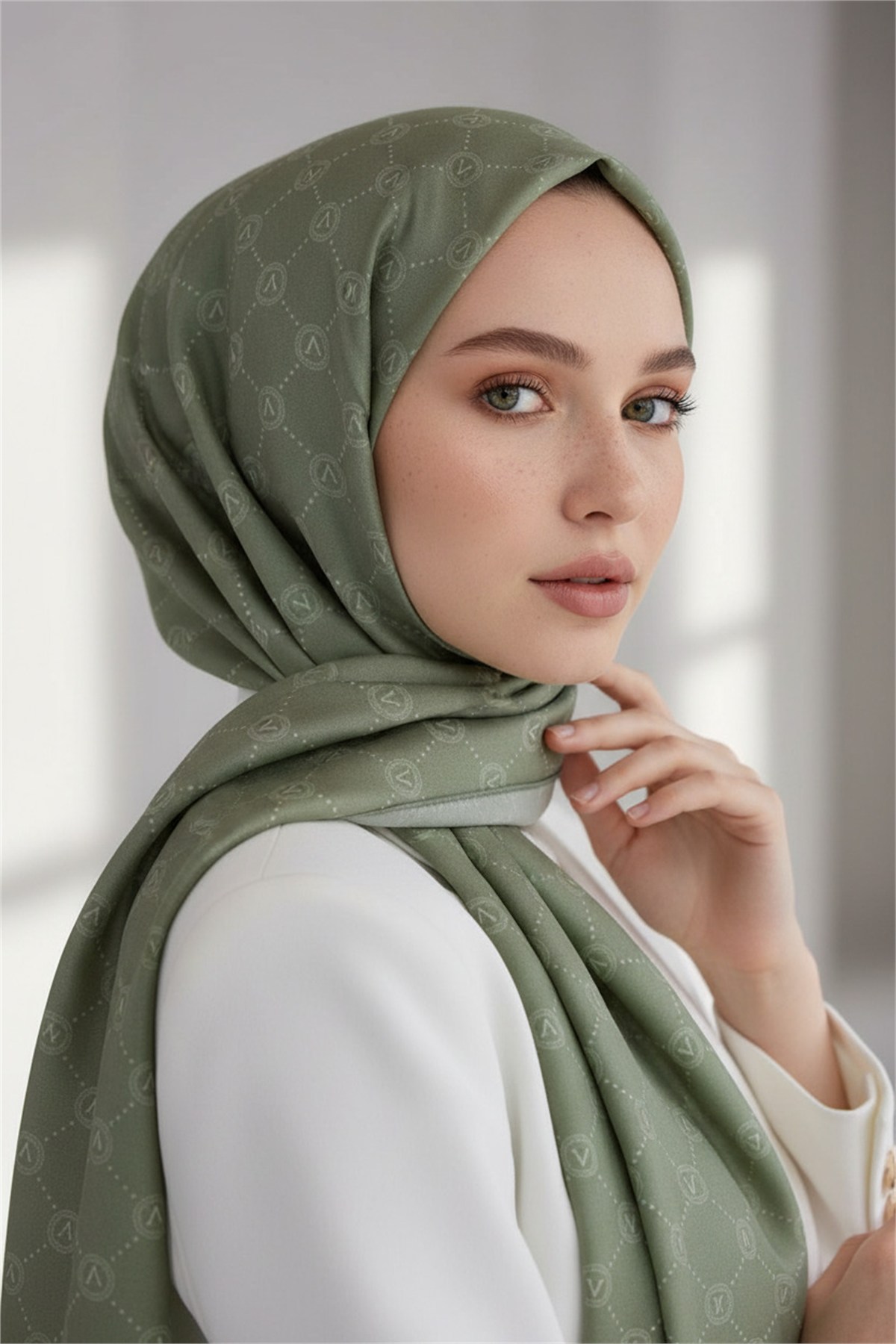 %100 Saf İpek Şal İnce Saten Vual Dokuma V Logo Desenli Haki Renkli 90x210 Şal