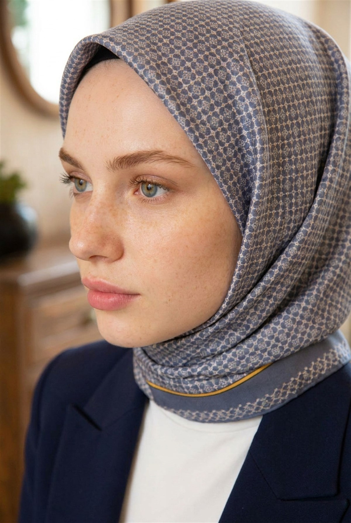 %100 Twill İpek Minik Motif Desenli İndigo - Krem Renkli 90x90 Eşarp Dikim Şekli : El Dikişi