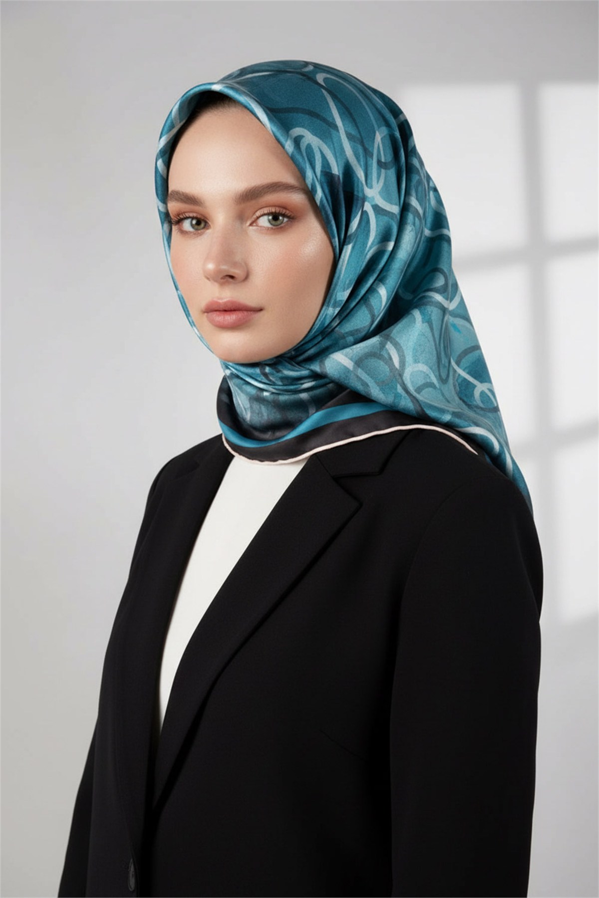 Kristal Geometrik Desenli Petrol Mavisi Renkli 90x90 Eşarp (İpek İçermez) Kenar Dikiş Şekli El Dikişli