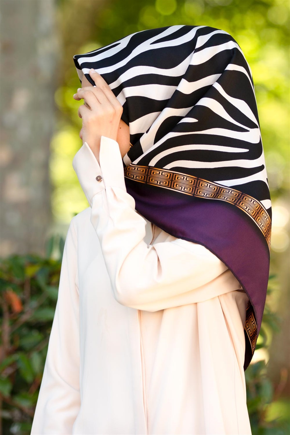 %100 Twill İpek Zebra Desenli Mürdüm - Gold Renkli 90x90 Eşarp Dikim Şekli : El Dikişi