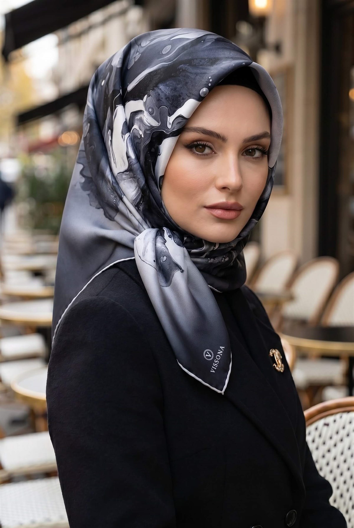 %100 Twill İpek Batik Çiçek Desenli Siyah - Gümüş Renkli 90x90 Eşarp Dikim Şekli : El Dikişi