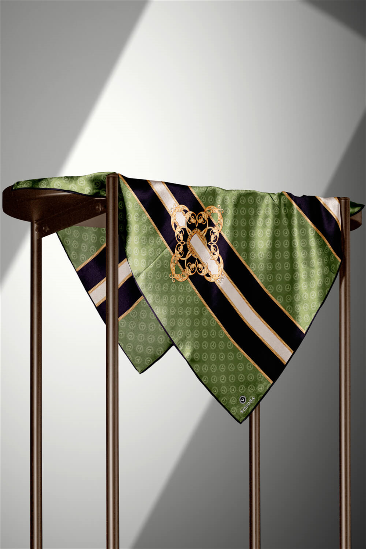 %100 Twill İpek Monogramlı Ve Barok Desenli Haki - Siyah Renkli 90x90 Eşarp Dikim Şekli : El Dikişi