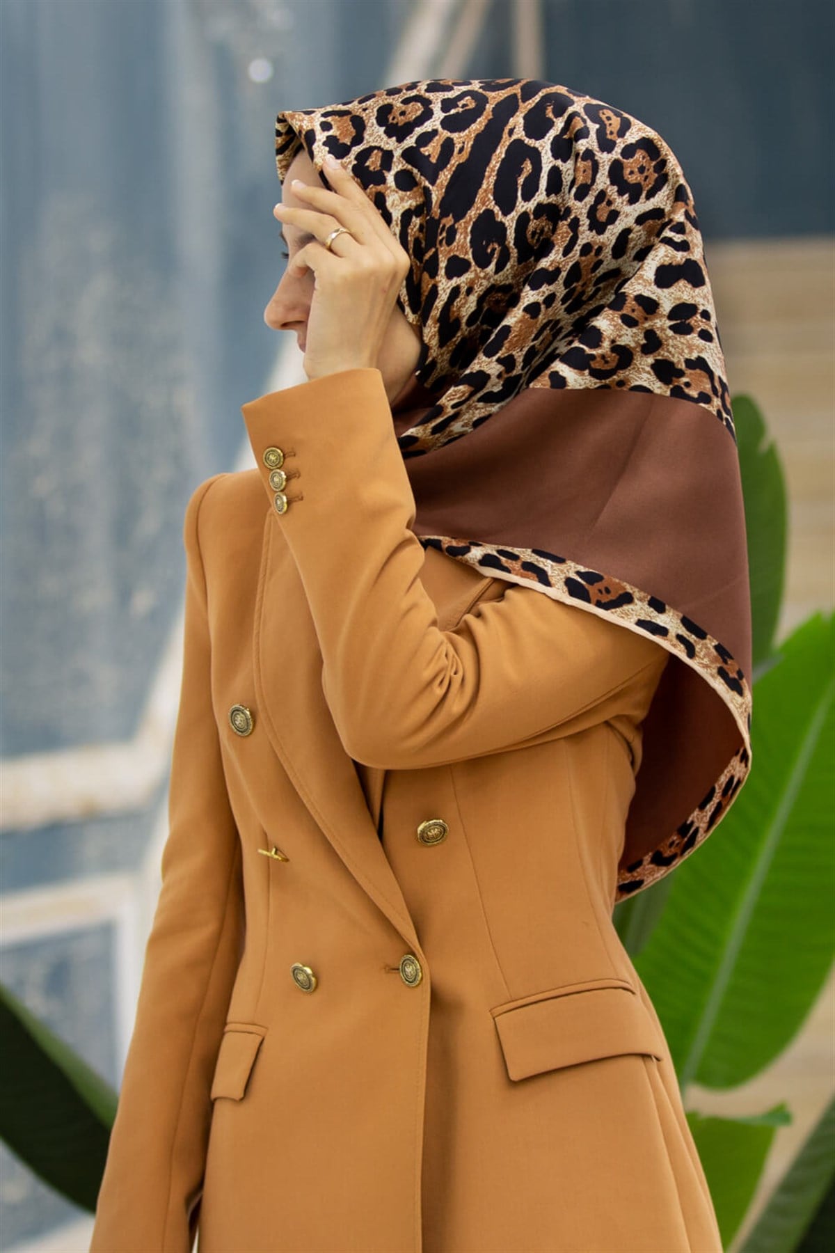 %100 Twill İpek Leopar Desenli Sütlü Kahve Renkli 90x90 Eşarp Dikim Şekli : El Dikişi