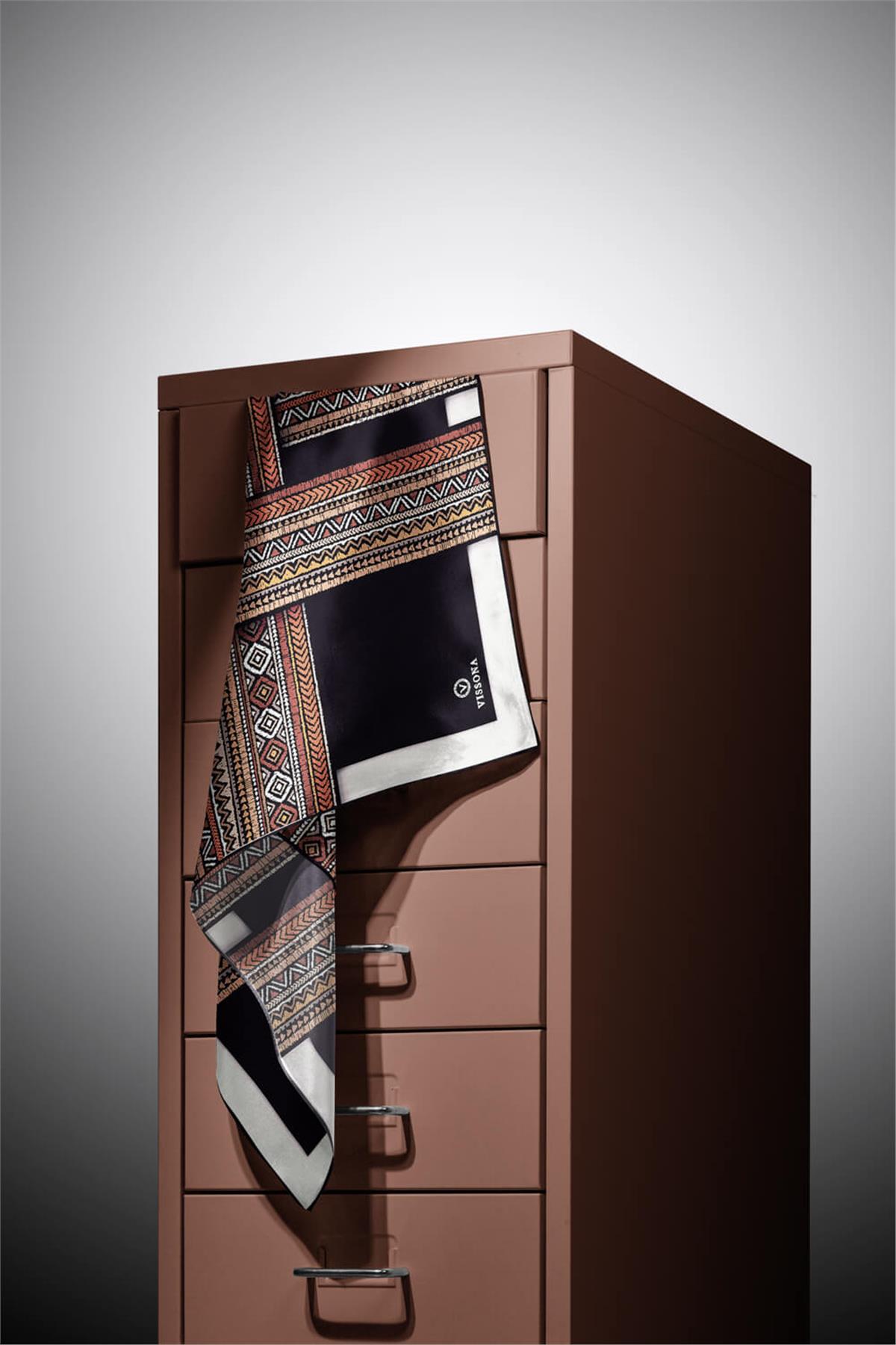 %100 Twill İpek Etnik Desenli Siyah - Taba Renkli 90x90 Eşarp Dikim Şekli : El Dikişi