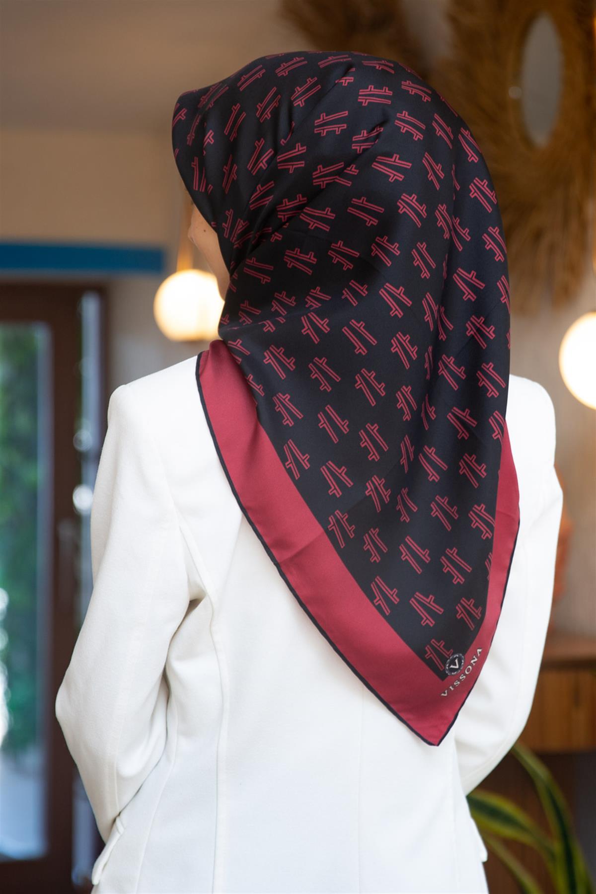 %100 Twill İpek Geometrik Desenli Bordo - Siyah Renkli 90x90 Eşarp Dikim Şekli : El Dikişi