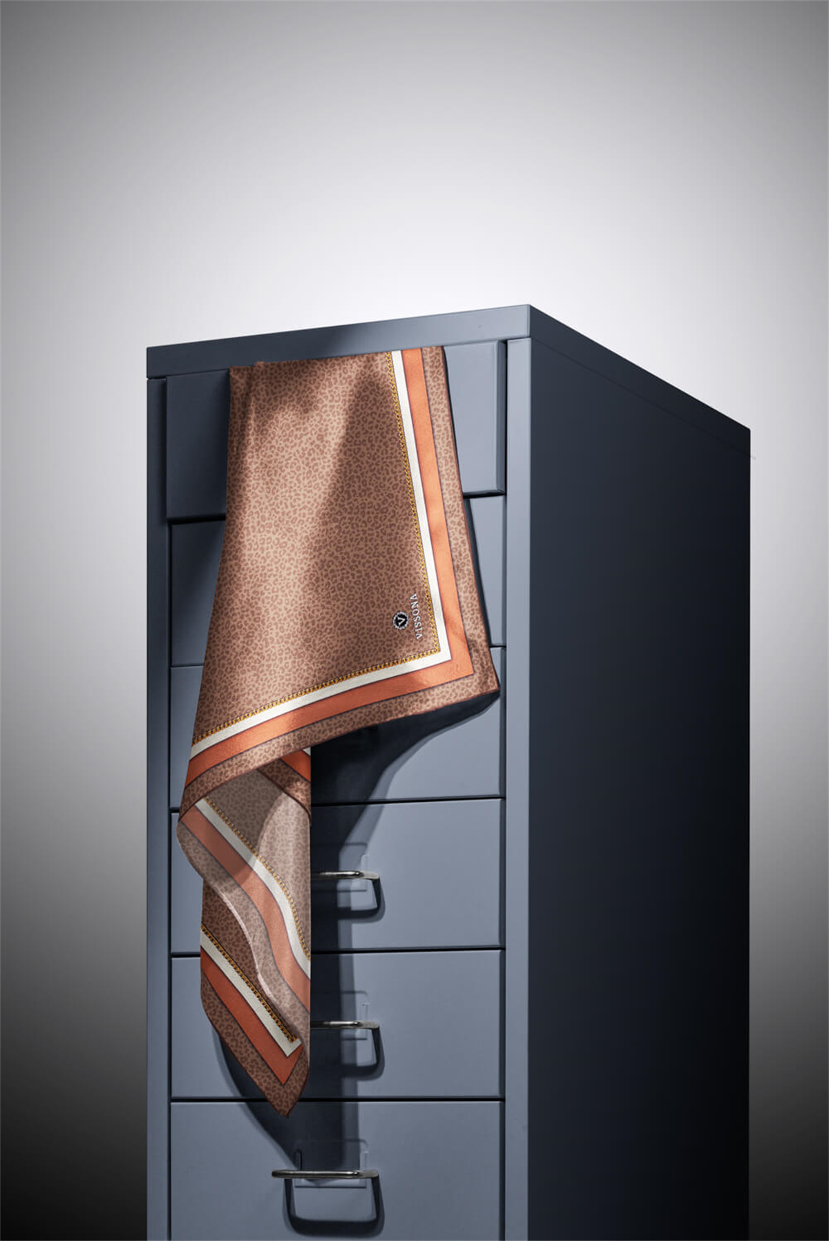 % 57 İPEK % 43 VİSKON Twill İpek Leopar Desenli Vizon Renkli 90x90 Eşarp Dikim Şekli : El Dikişi