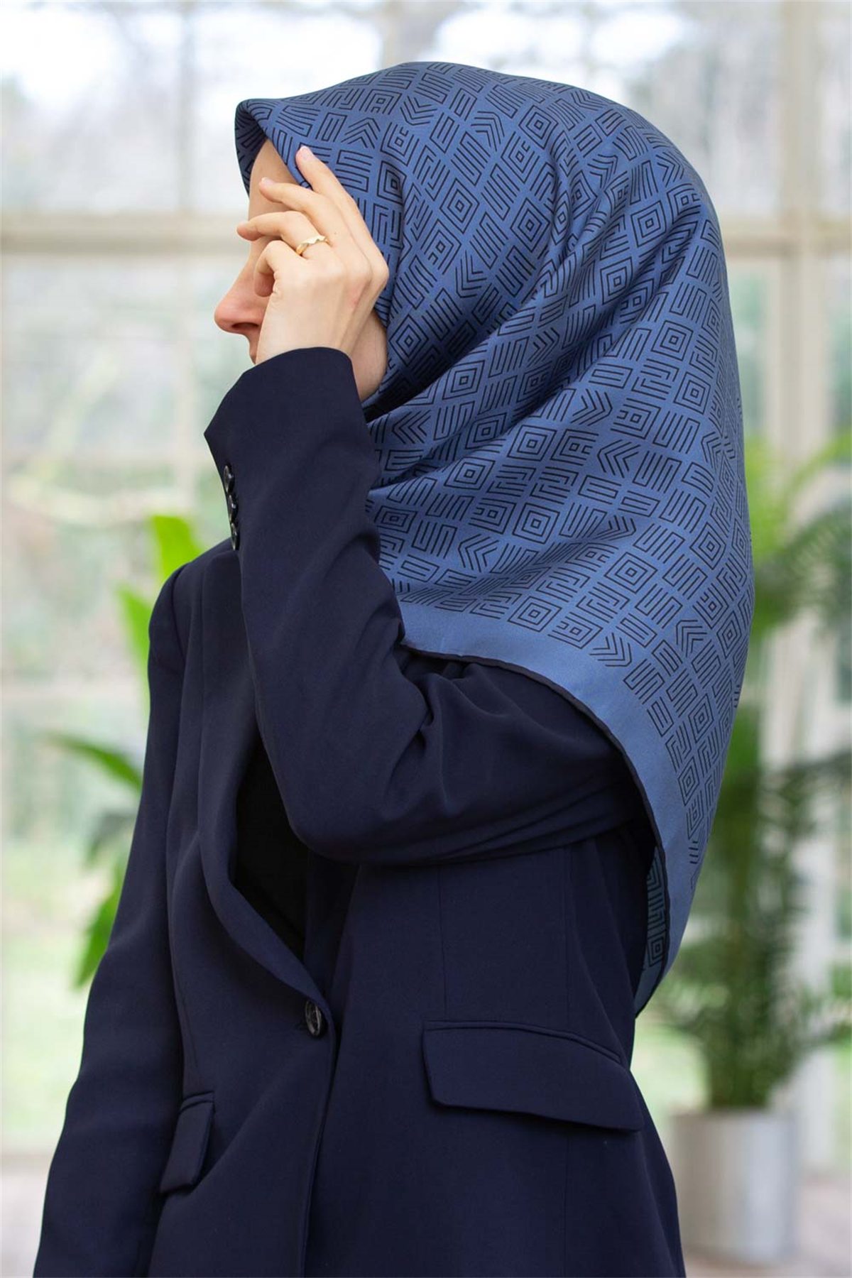 %57 İPEK %43 VİSKON Twill İpek Etnik Motif Desenli İndigo - Lacivert Renkli 90x90 Eşarp Dikim Şekli : El Dikişi