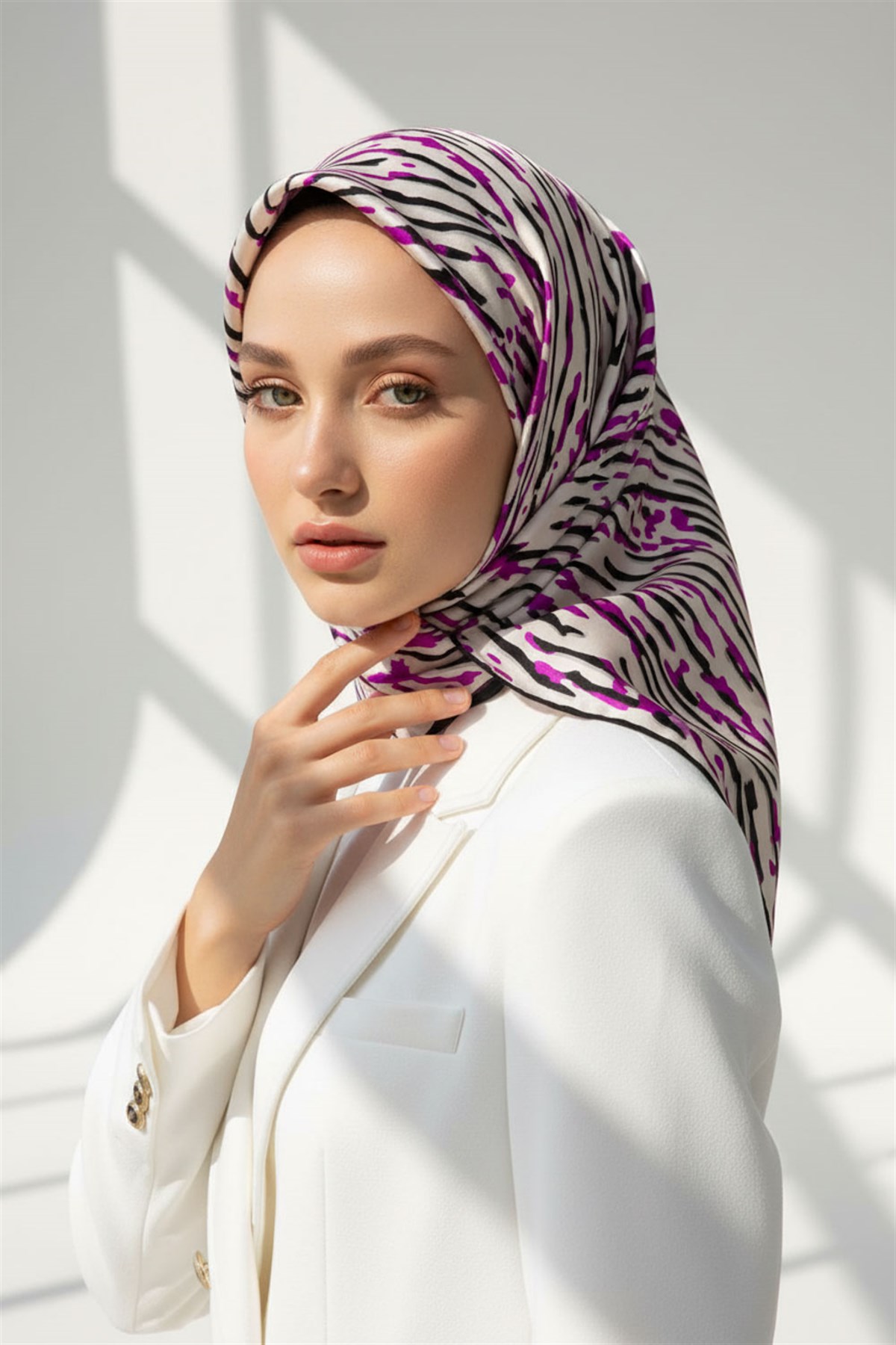 %100 Twill İpek Çizgi Desenli Krem - Fuşya Renkli 90x90 Eşarp Dikim Şekli : El Dikişi