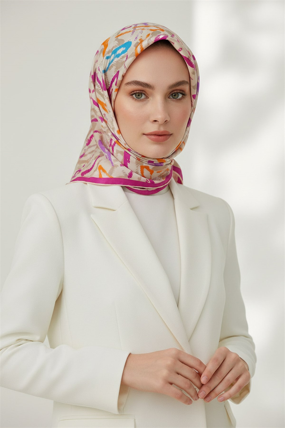 %100 Twill İpek Geometrik Desenli Turuncu - Pembe Renkli 90x90 Eşarp Dikim Şekli : El Dikişi