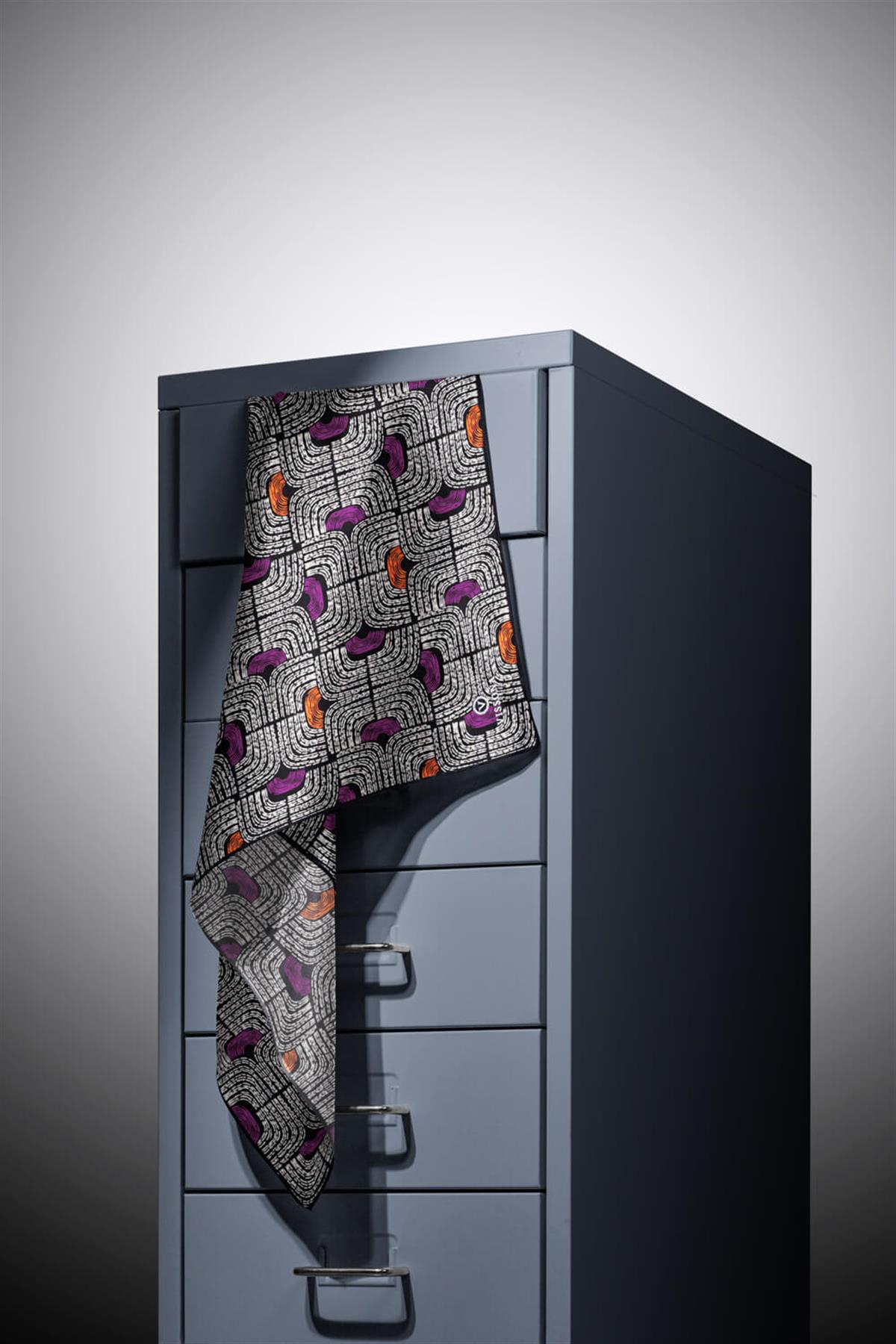 %100 Twill İpek Geometrik Desenli Mürdüm - Siyah Renkli 90x90 Eşarp Dikim Şekli : El Dikişi