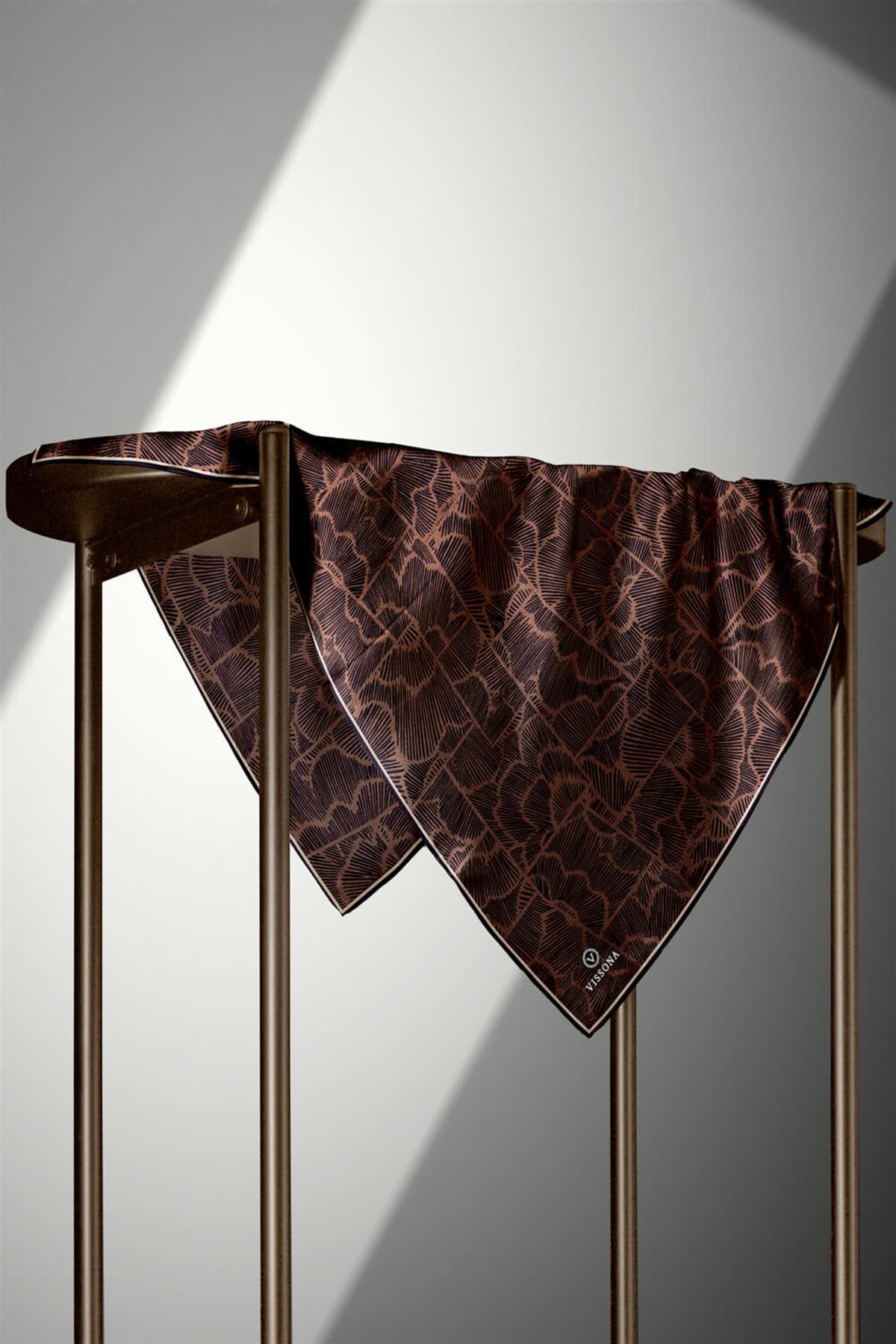 %100 Twill İpek Geometrik Desenli Bakır - Siyah Renkli 90x90 Eşarp Dikim Şekli : El Dikişi