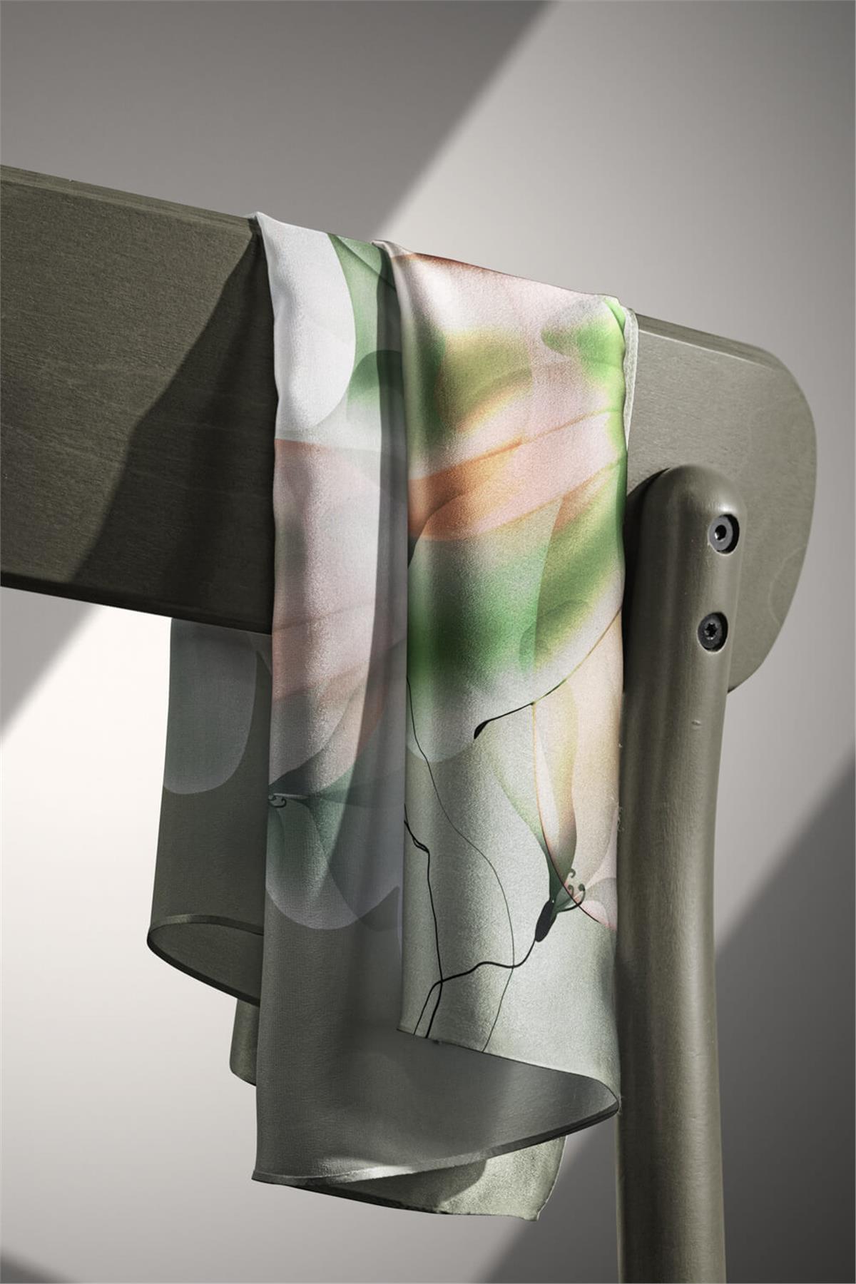 %100 Twill İpek Büyük Çiçek Desenli Haki - Somon Renkli 90x90 Eşarp Dikim Şekli : El Dikişi