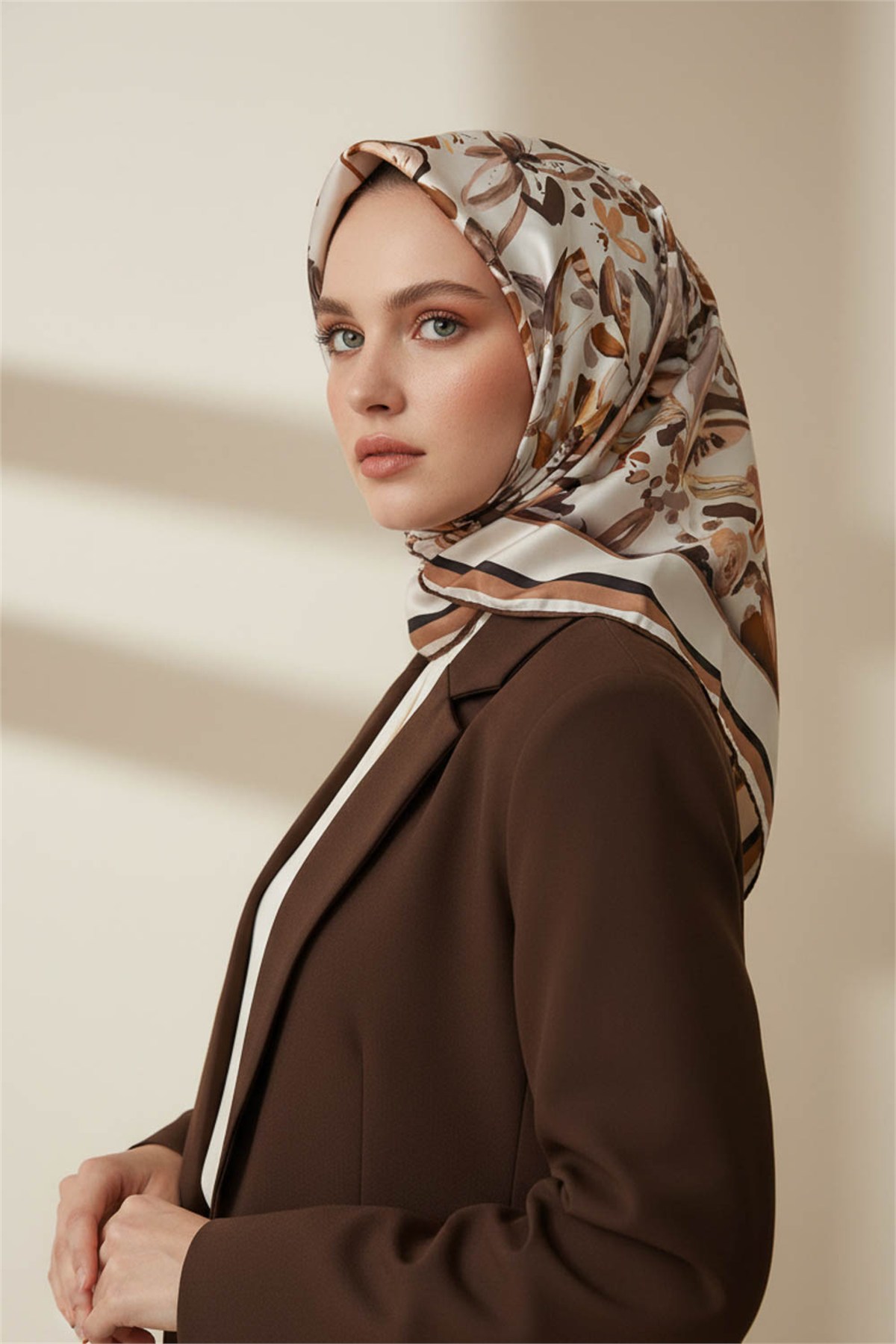 Rayon Çiçek Desenli Bej Renkli 90x90 Dikim Şekli : El Dikişi Eşarp (İpek İçermez)