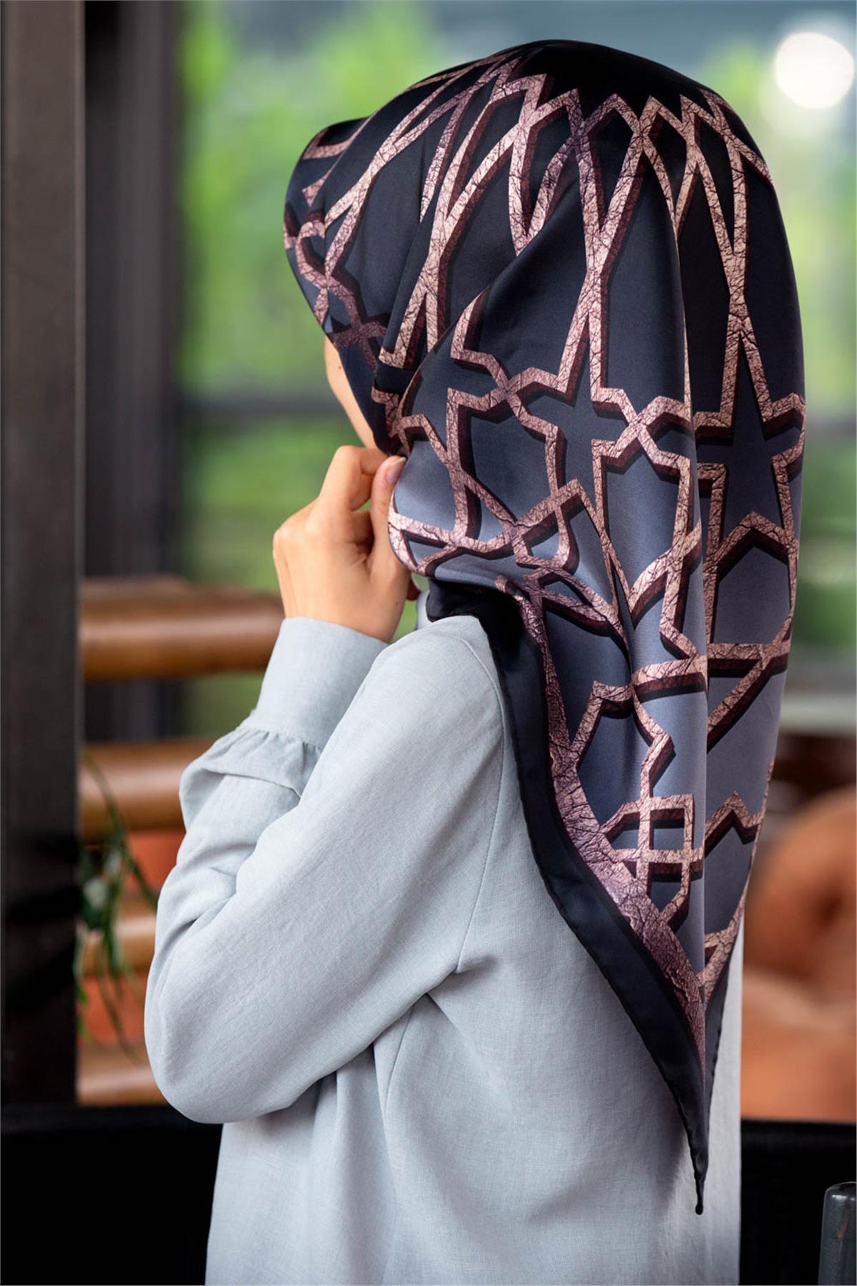 %100 Twill Türk Motifi  Desenli Gri Renkli 90x90 Eşarp Dikim Şekli: El Dikişi