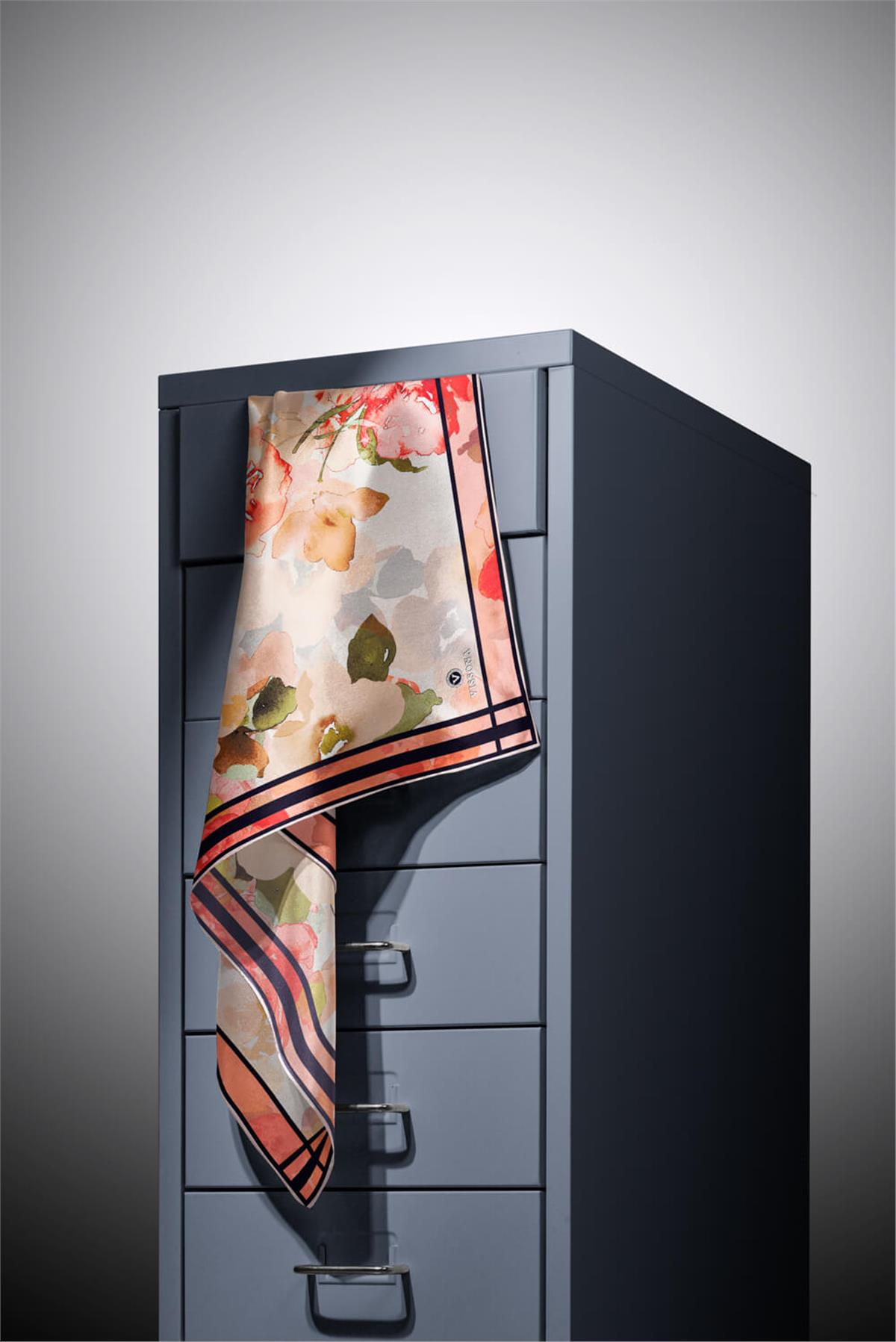 % 57 İPEK % 43 VİSKON Twill İpek Sulu Boyalı Çiçek Desenli Kırmızı - Vizon Renkli 90x90 Eşarp Dikim Şekli : El Dikişi