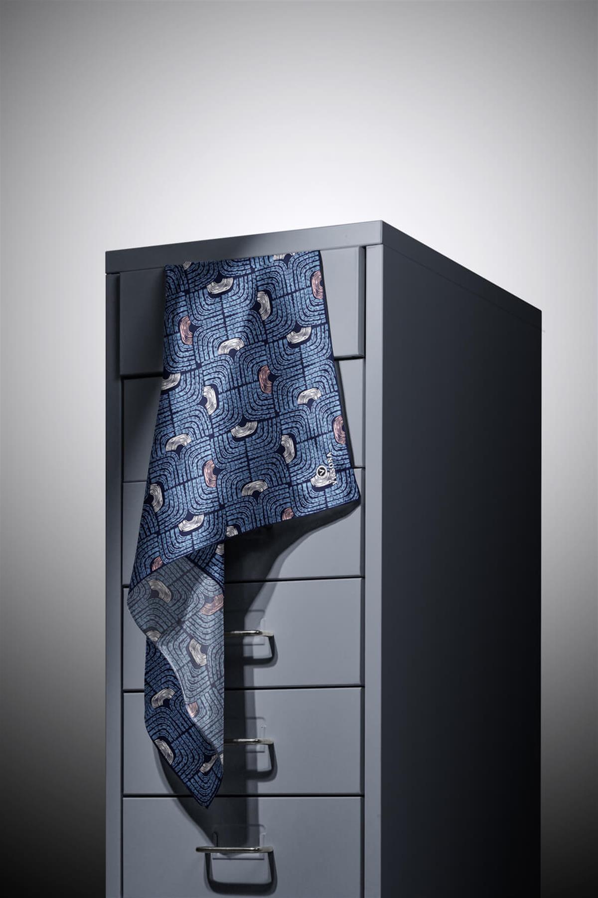 %100 Twill İpek Geometrik Desenli İndigo - Siyah Renkli 90x90 Eşarp Dikim Şekli : El Dikişi