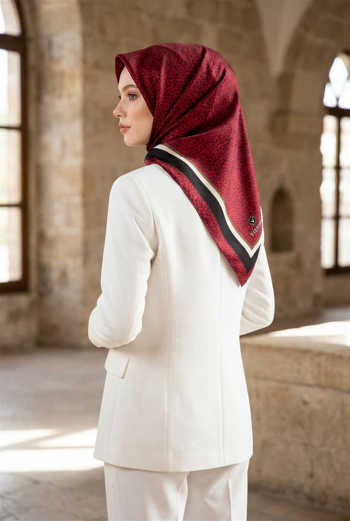 %100 Twill İpek Leopar Desenli Bordo Renkli 90x90 Eşarp Dikim Şekli : El Dikişi
