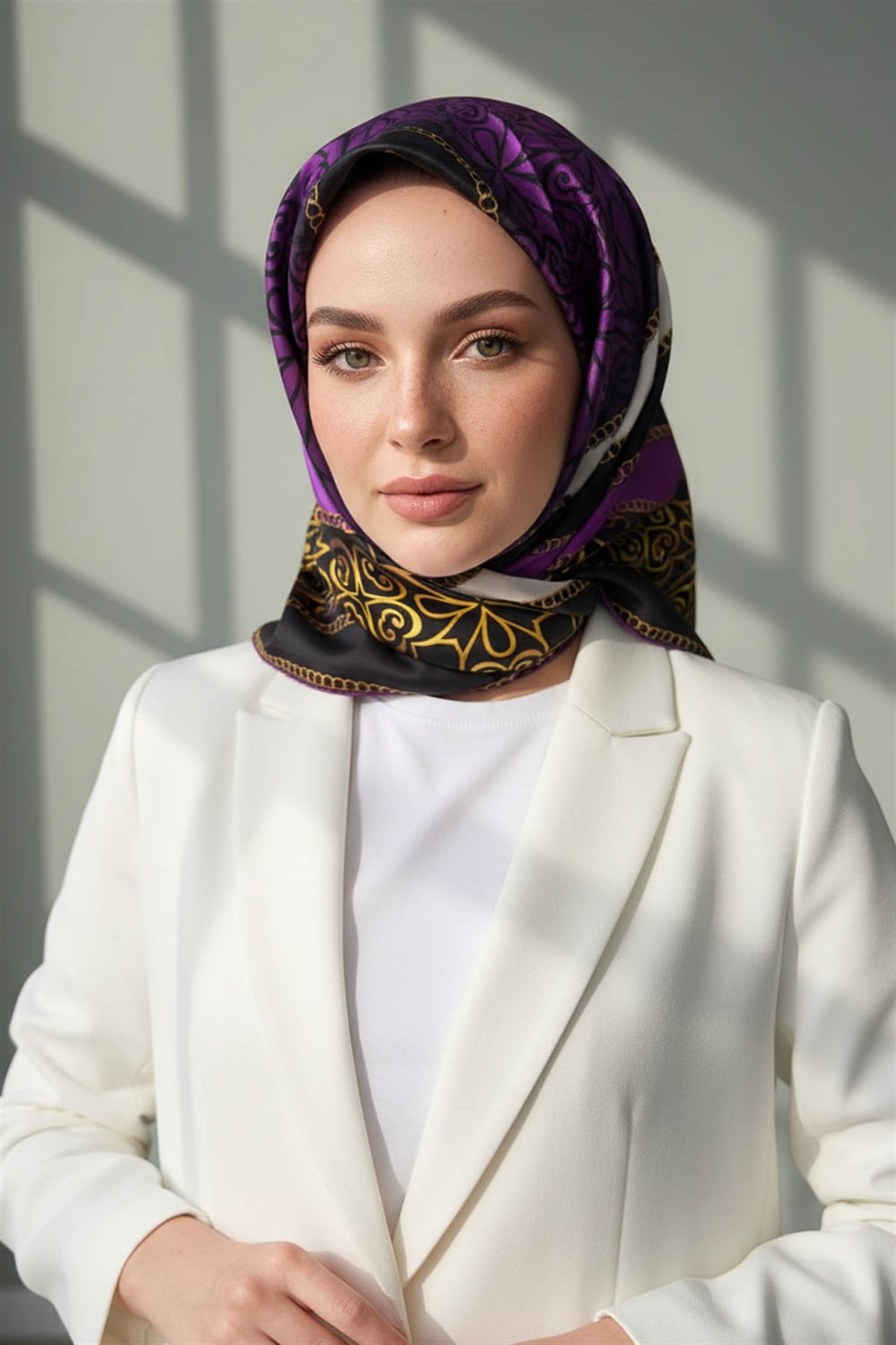 %100 Twill İpek Zincirli Ve Etnik Desenli Mürdüm - Siyah Renkli 90x90 Eşarp Dikim Şekli : El Dikişi