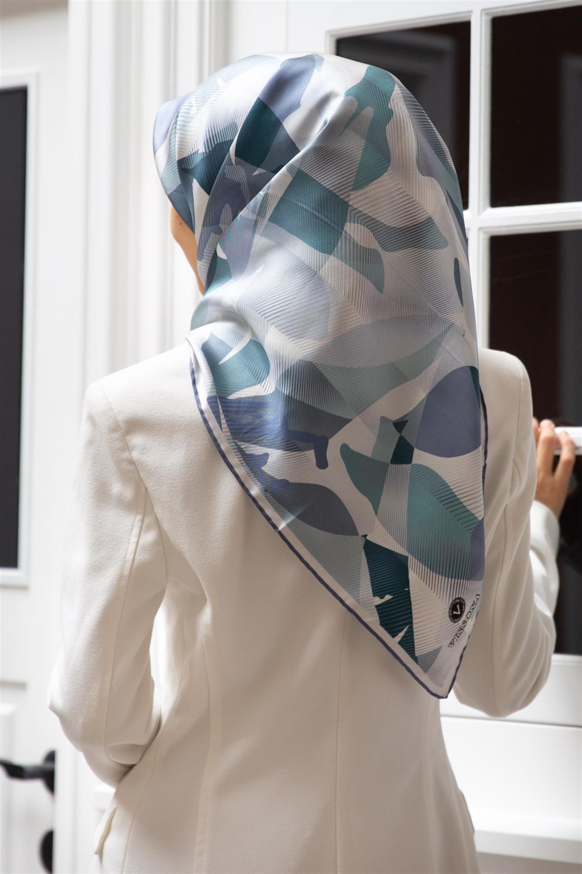 %100 Twill İpek Çiçek Desenli Bebe Mavisi - Petrol Yeşili Renkli 90x90 Eşarp Dikim Şekli : El Dikişi