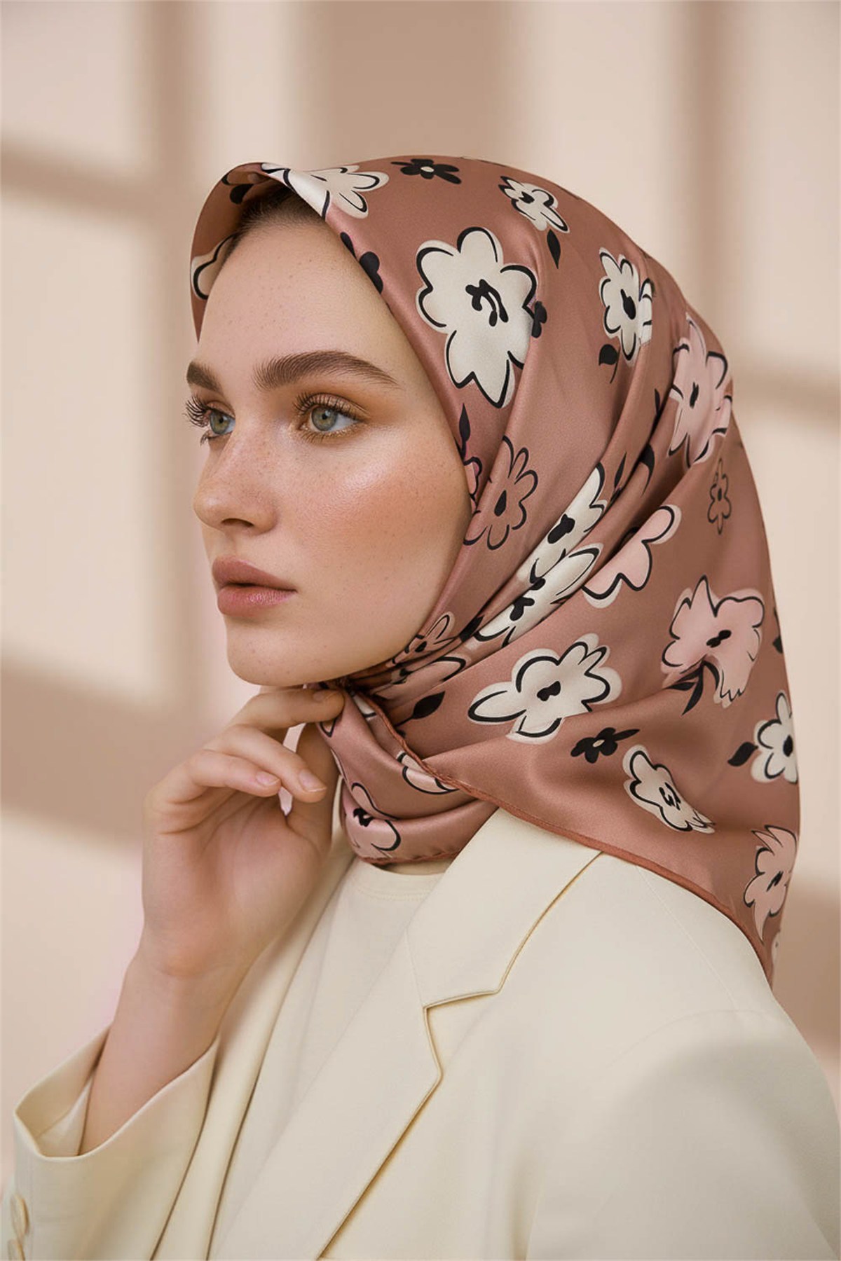 Rayon Papatya Desenli Somon Renkli 90x90 Eşarp (İpek İçermez) Kenar Dikiş Şekli El Dikişli