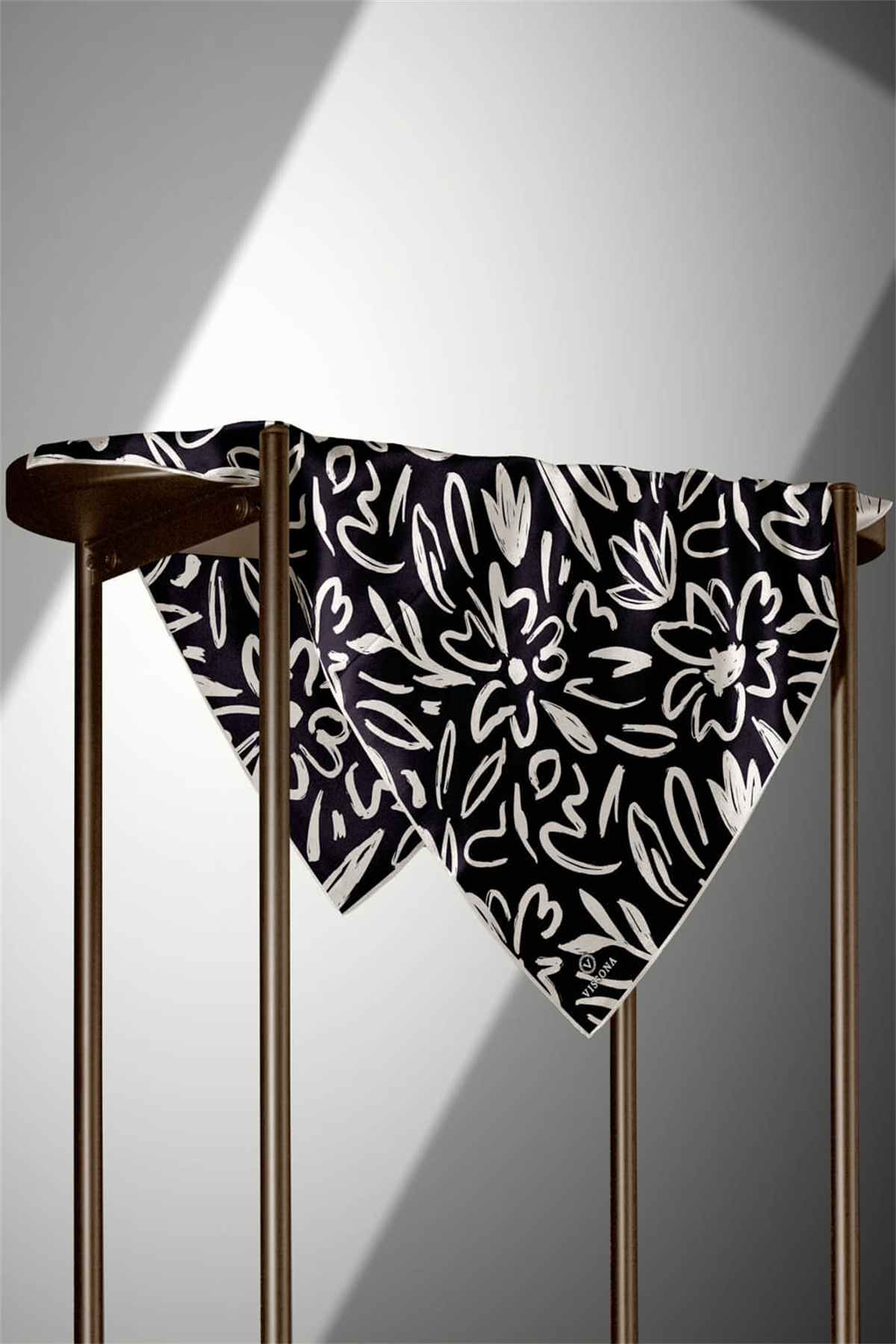 % 57 İPEK % 43 VİSKON Twill İpek Büyük Çiçek Desenli Siyah - Krem Renkli 90x90 Eşarp Dikim Şekli : El Dikişi