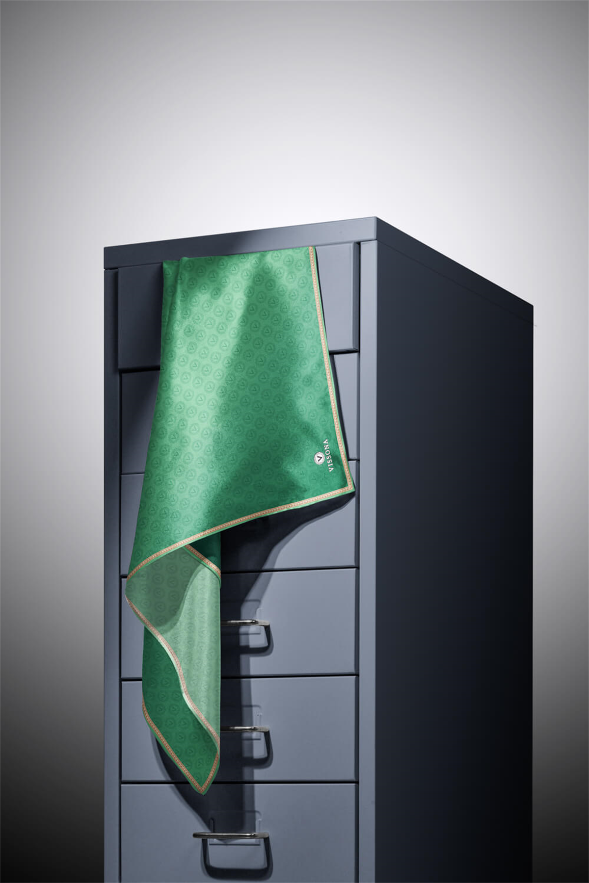 %100 Twill İpek Monogram Desenli Zümrüt Yeşili Renkli 90x90 Eşarp Dikim Şekli : El Dikişi