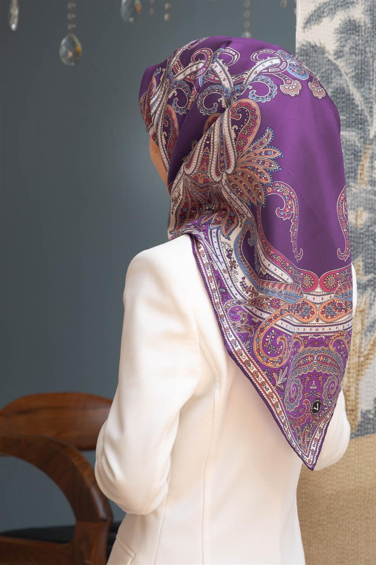 %100 Twill İpek Şal Desenli Mürdüm - Fuşya Renkli 90x90 Eşarp Dikim Şekli : El Dikişi