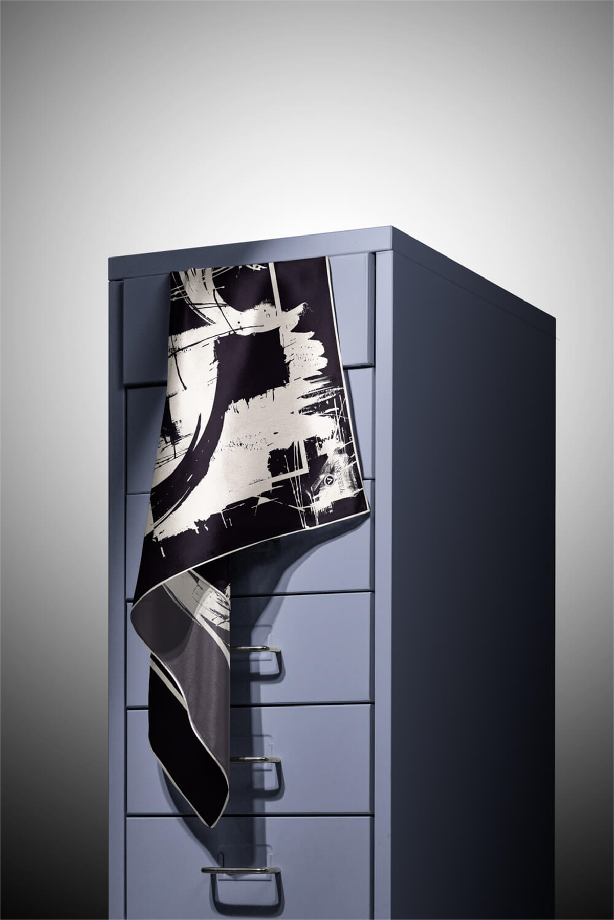 % 57 İPEK % 43 VİSKON Twill İpek Geometrik Desenli Siyah - Krem Renkli 90x90 Eşarp Dikim Şekli : El Dikişi