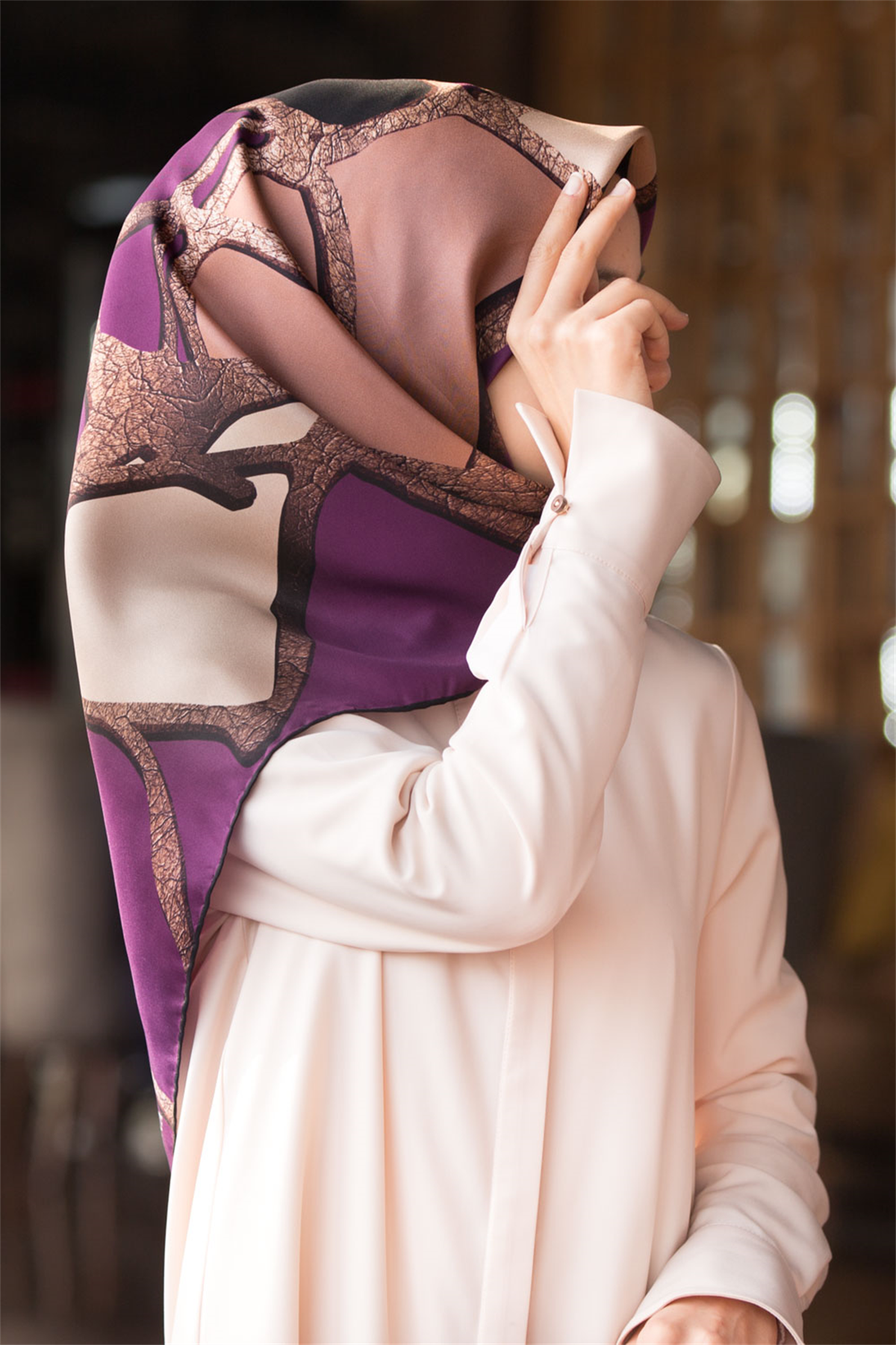 % 57 İPEK % 43 VİSKON Twill İpek Gold Efektli Geometrik Desenli Mürdüm - Siyah Renkli 90x90 Eşarp Dikim Şekli : El Dikişi