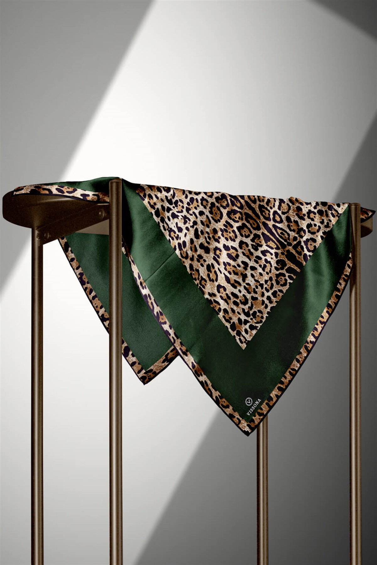 %100 Twill İpek Leopar Desenli Zümrüt Yeşili Renkli 90x90 Eşarp Dikim Şekli : El Dikişi