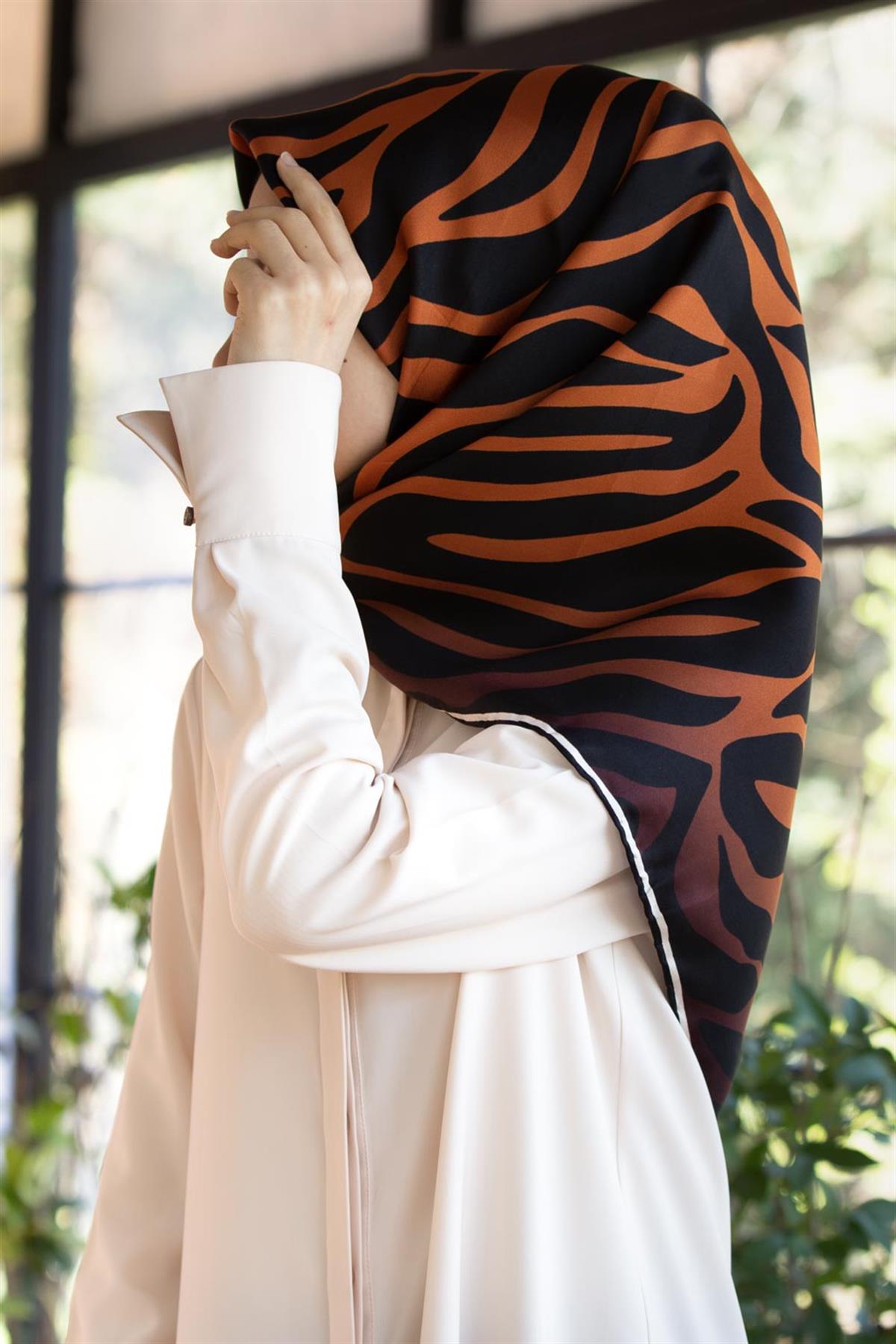 %100 Twill İpek Zebra Desenli Taba - Siyah Renkli 90x90 Eşarp Dikim Şekli : El Dikişi