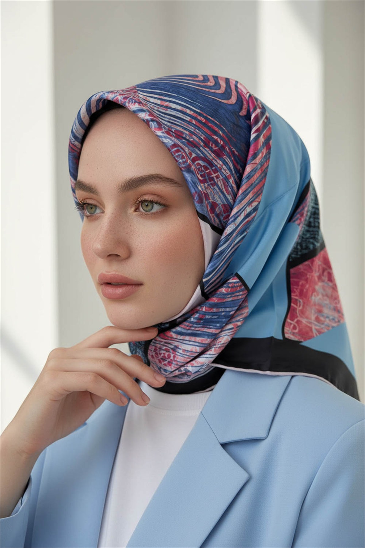 Twill Dalgalı Geometrik Desenli Petrol Mavisi Renkli 90x90 Eşarp (İpek İçermez) Kenar Dikiş Şekli El Dikişli