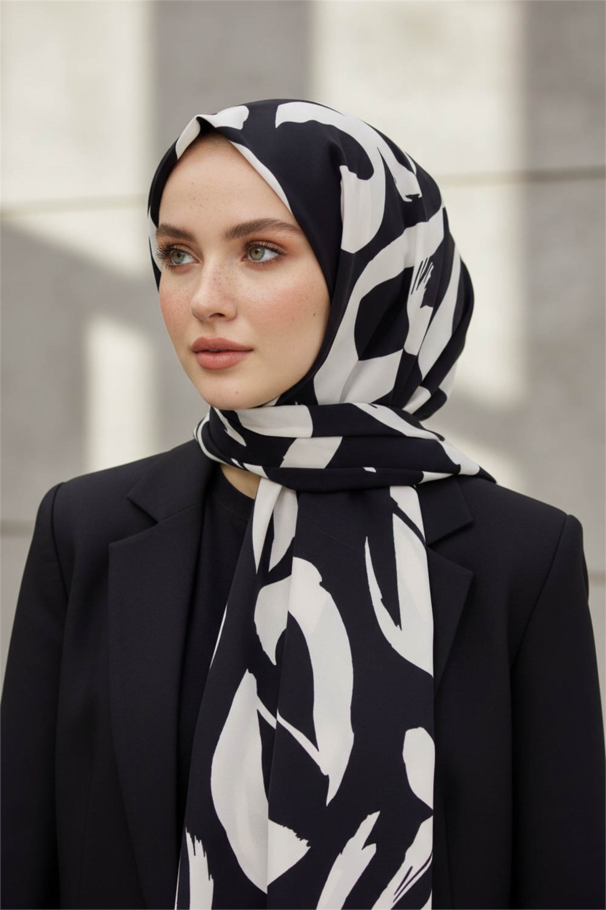 KREP FIRÇA DARBESİ DESENLİ SİYAH - KREM RENKLİ 75X195 KIRIŞMAZ ŞAL