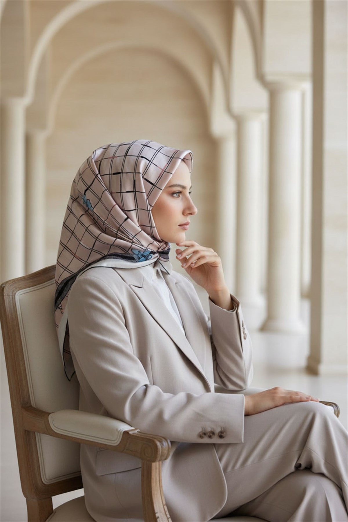 %100 Twill İpek Çıtır Çiçek Desenli Pudra - Bebe Mavisi Renkli 90x90 Eşarp Dikim Şekli : El Dikişi
