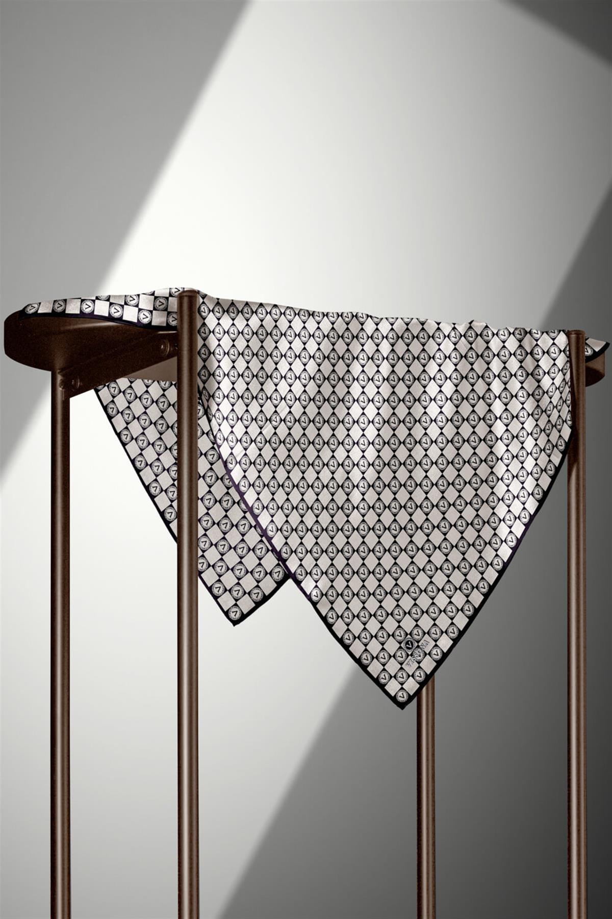 %100 Twill İpek Monogram Desenli Siyah - Krem Renkli 90x90 Eşarp Dikim Şekli : El Dikişi