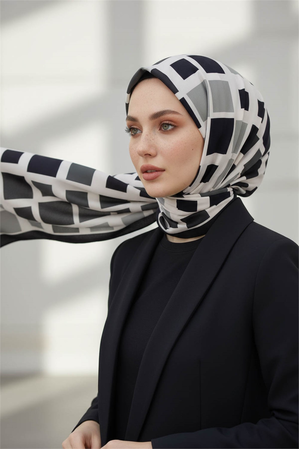 KREP KARE DESENLİ SİYAH RENKLİ 75X195 KIRIŞMAZ ŞAL