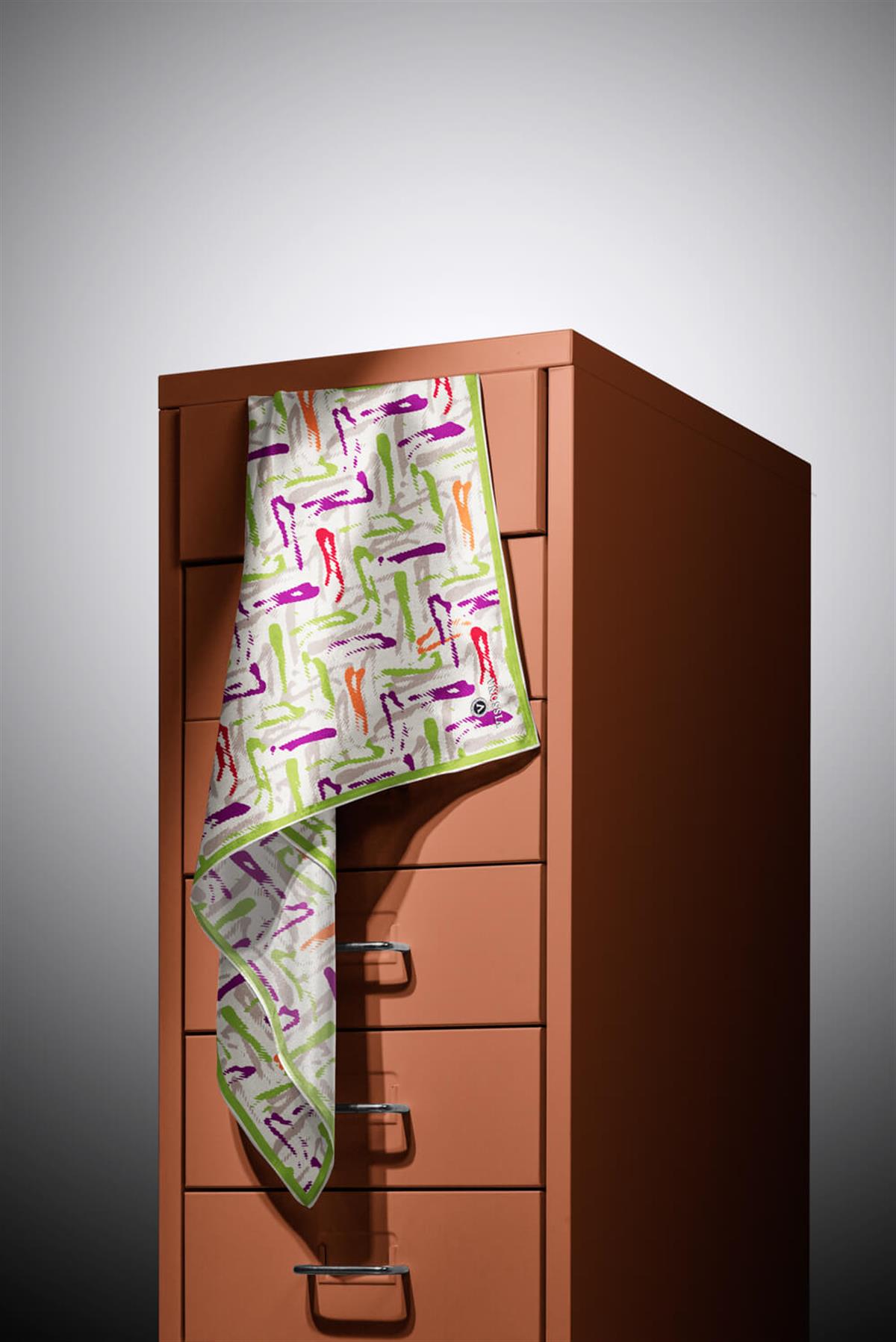 %100 Twill İpek Geometrik Desenli Fıstık Yeşili - Mürdüm Renkli 90x90 Eşarp Dikim Şekli : El Dikişi