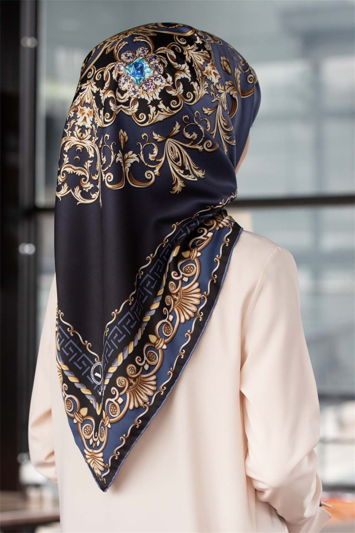 Twill Barok Desenli İndigo Renkli 90x90 Eşarp (İpek İçermez) Dikim Şekli : El Dikişi