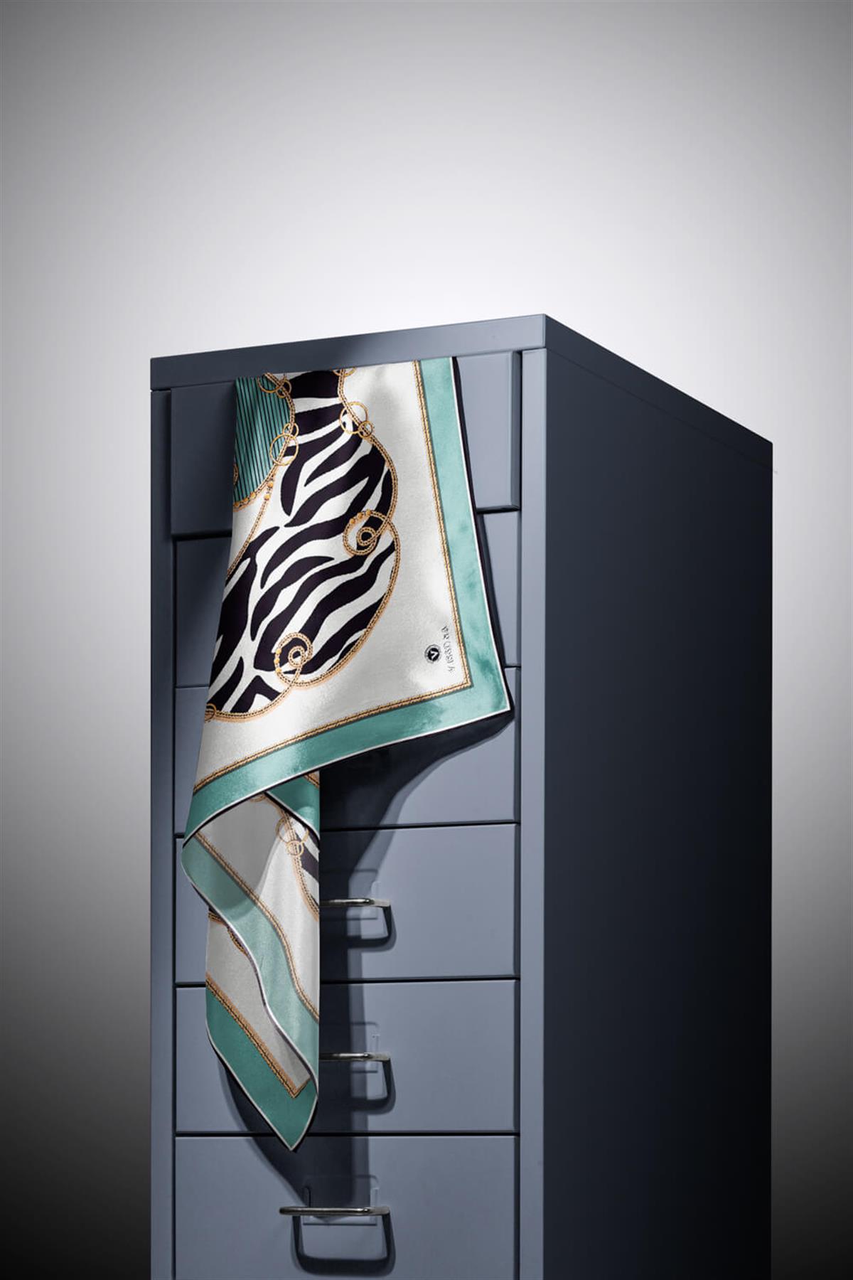 %100 Twill İpek Zincirli Ve Zebra Desenli Su Yeşili - Krem Renkli 90x90 Eşarp Dikim Şekli : El Dikişi