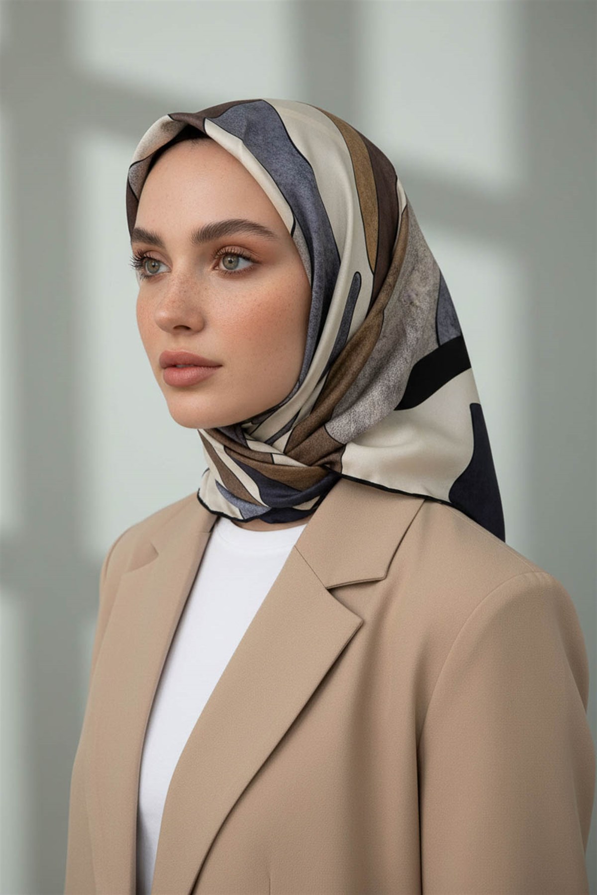 %100 Twill İpek Geometrik Desenli Bej - Gri Renkli 90x90 Eşarp Dikim Şekli : El Dikişi