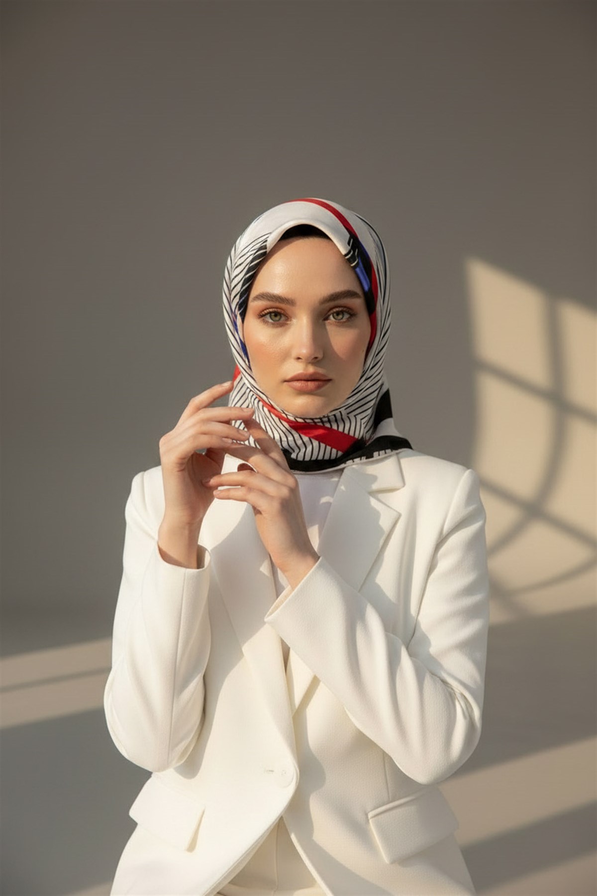 %100 Twill İpek Çizgili Geometrik Desenli Beyaz - Saks Renkli 90x90 Eşarp Dikim Şekli : El Dikişi