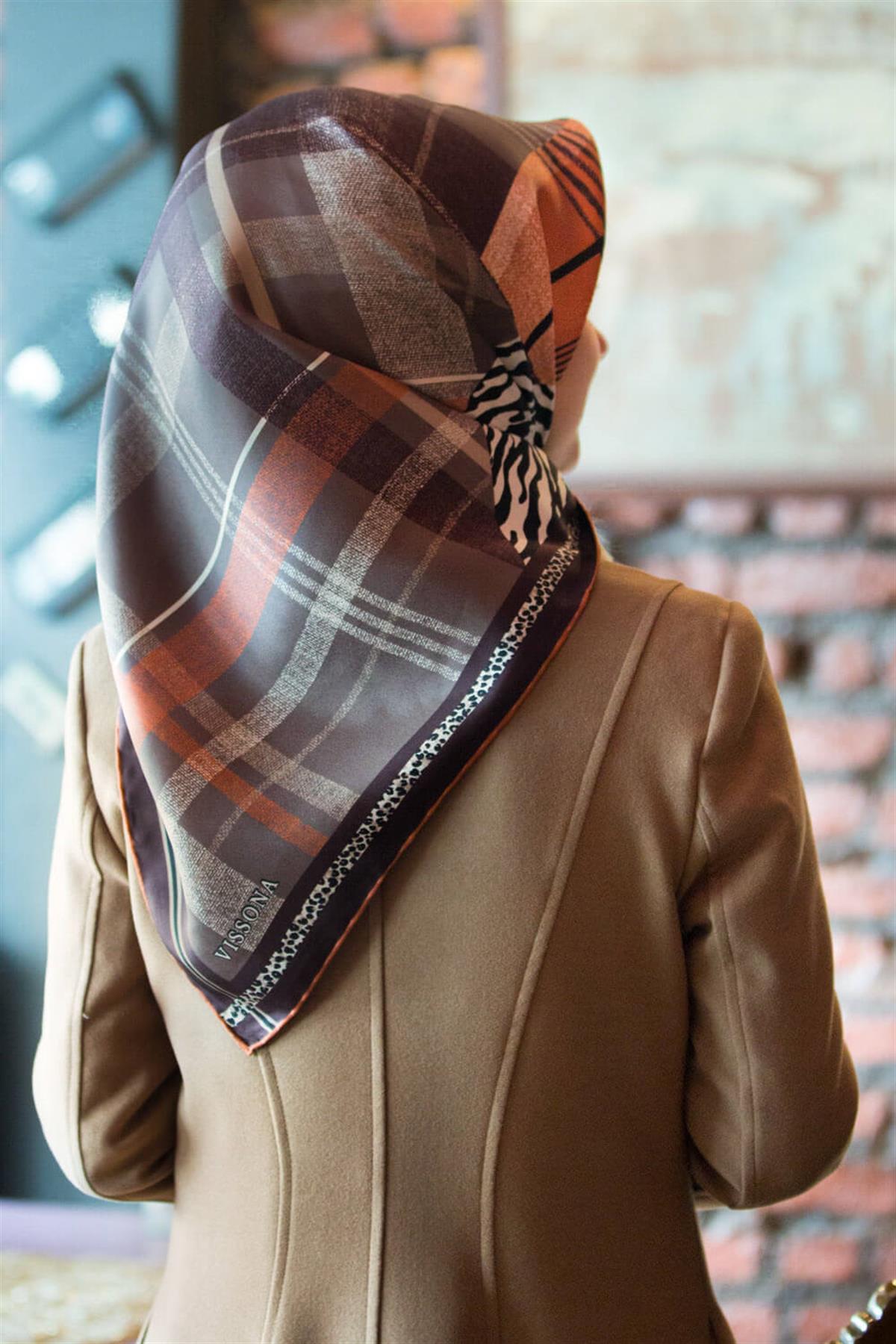 %100 Twill İpek Ekoseli Ve Leopar Desenli Bej - Taba Renkli 90x90 Eşarp Dikim Şekli : El Dikişi