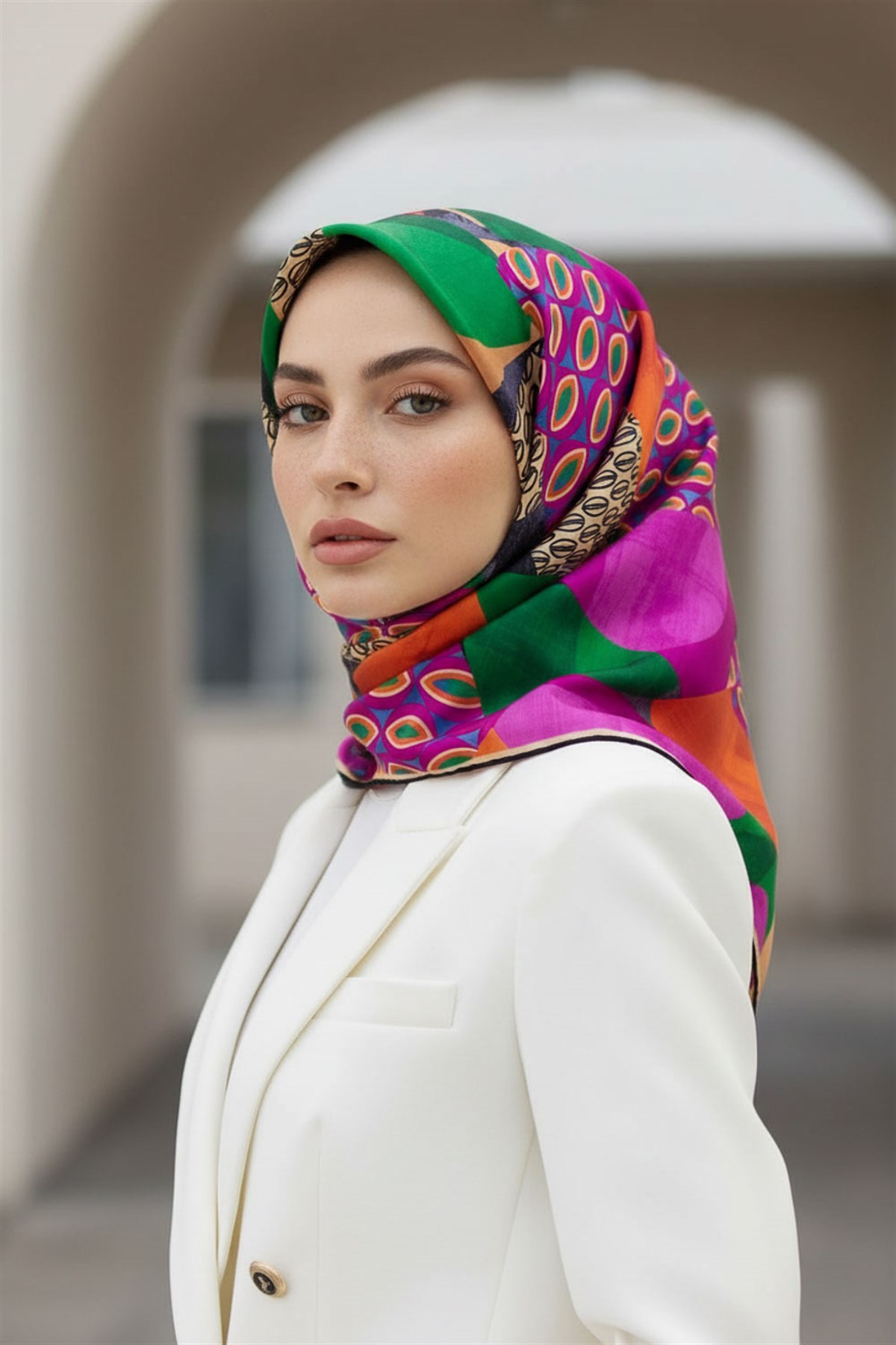 %100 Twill İpek Geometrik Desenli Fuşya - Zümrüt Yeşili Renkli 90x90 Eşarp Eşarp Kenar Dikiş Şekli El Dikişli