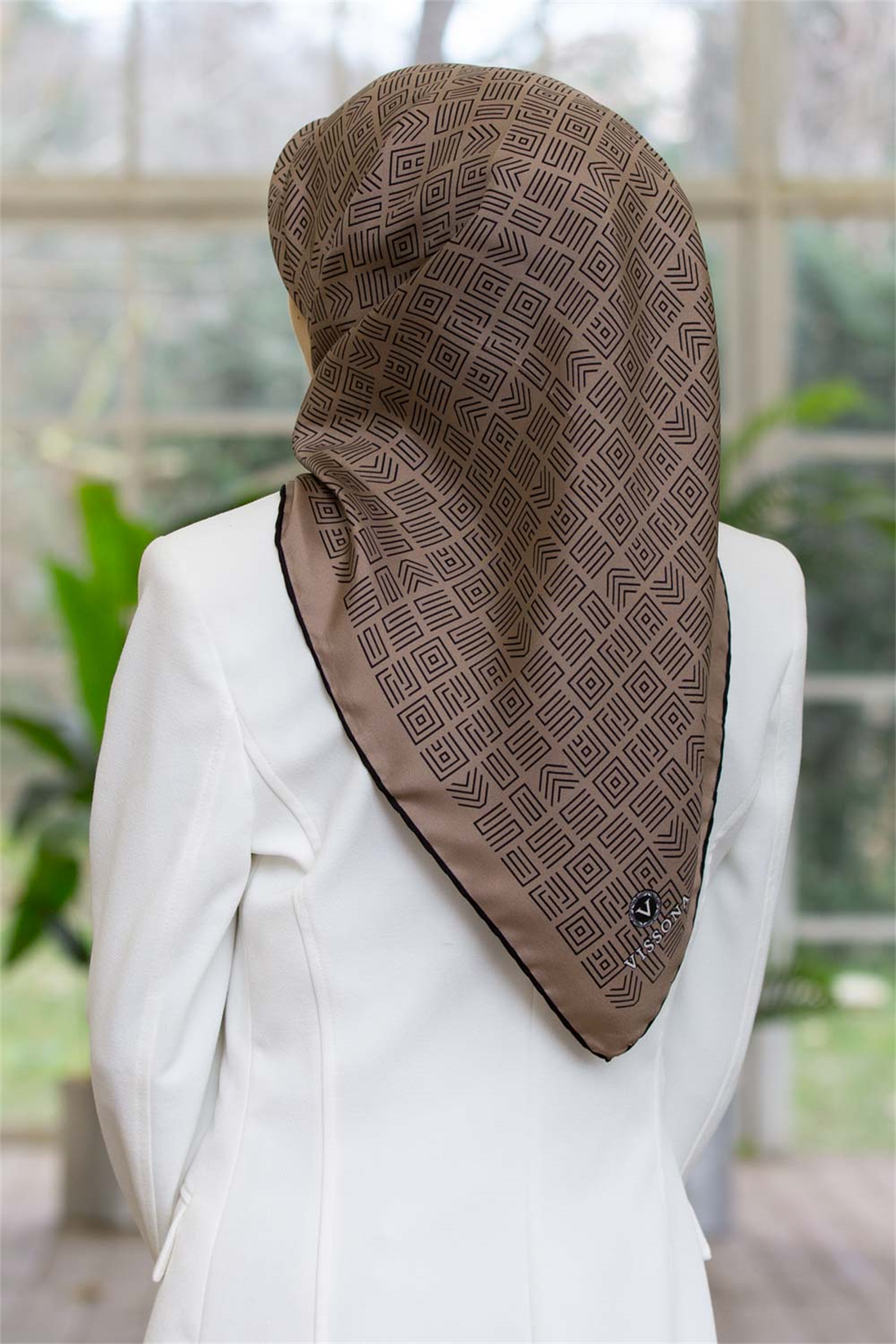 %57 İPEK %43 VİSKON Twill İpek Etnik Motif Desenli Vizon - Siyah Renkli 90x90 Eşarp Dikim Şekli : El Dikişi